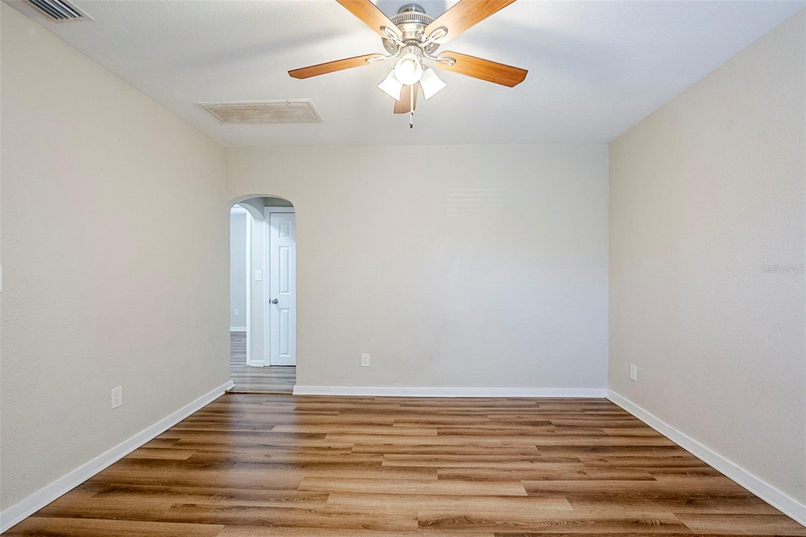 Listing photo id 3 for 1769 Dayton Street S