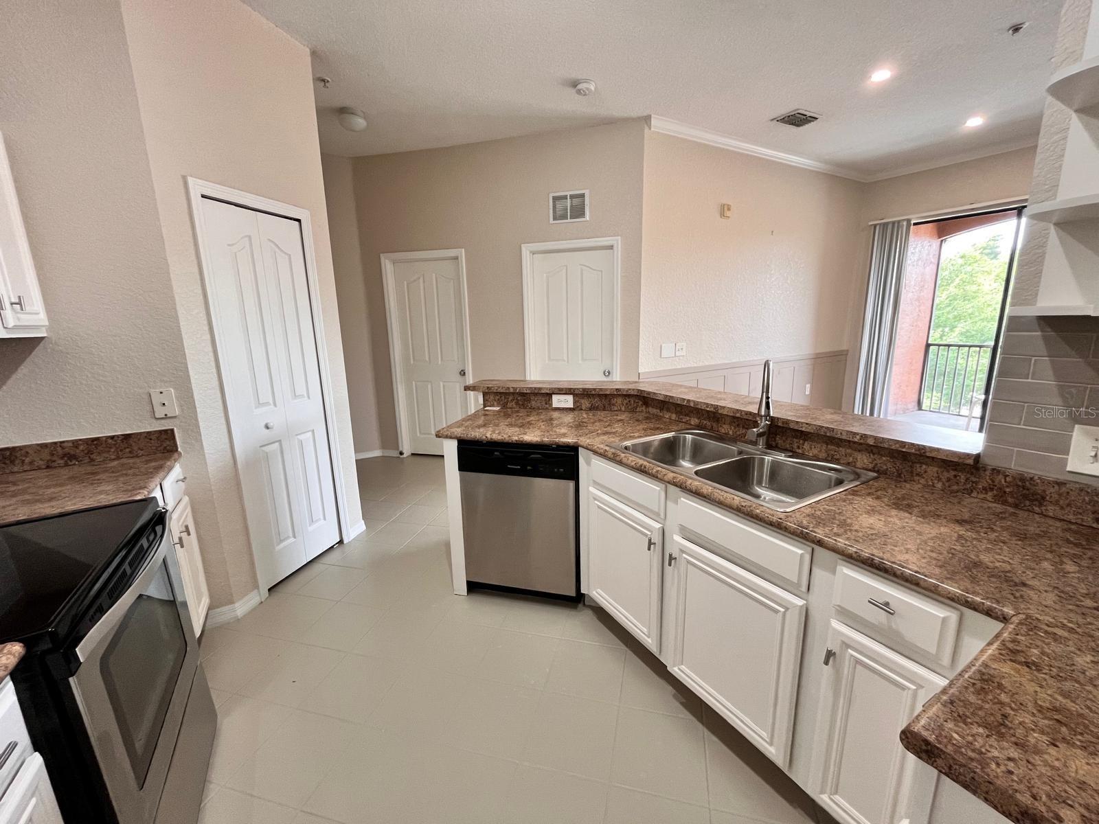 Image 12 of 31 For 6149 Metrowest Boulevard 305