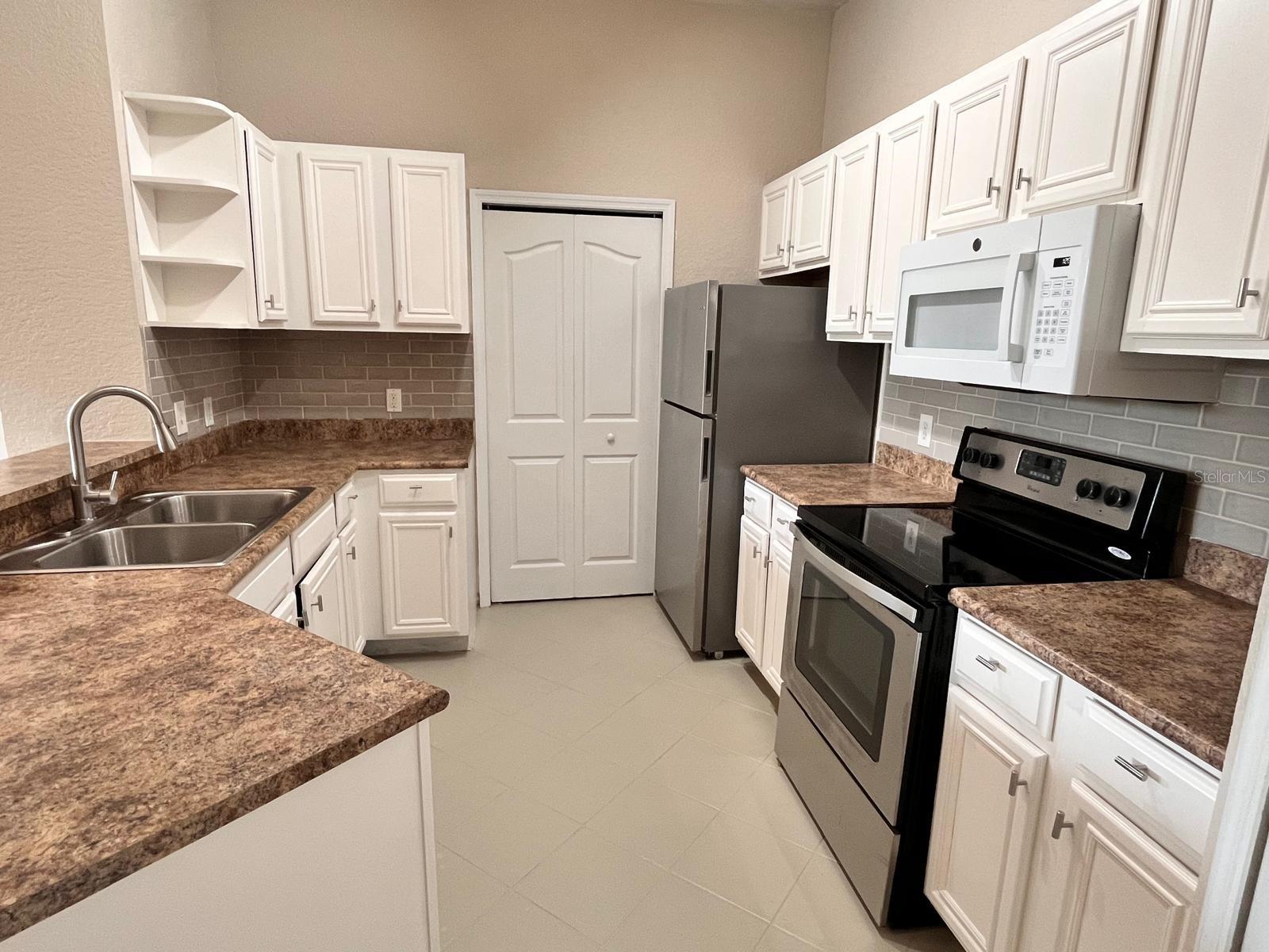 Image 13 of 31 For 6149 Metrowest Boulevard 305
