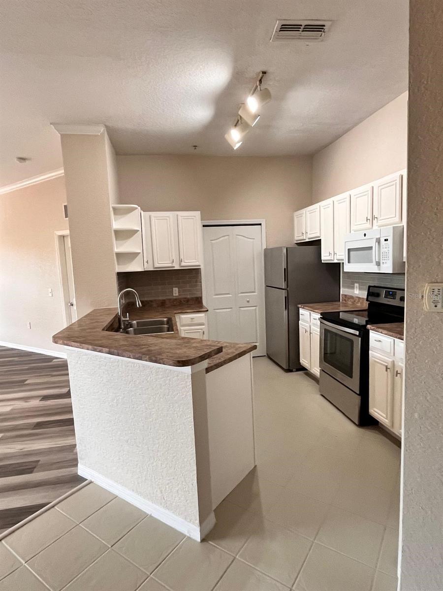 Image 14 of 31 For 6149 Metrowest Boulevard 305