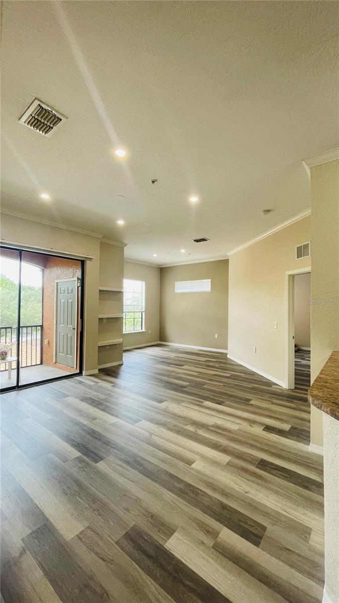 Image 7 of 31 For 6149 Metrowest Boulevard 305