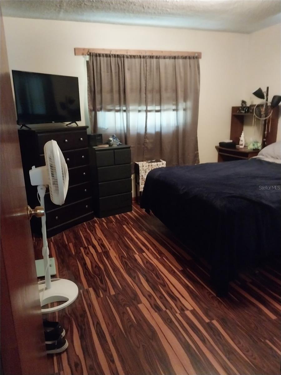Image 2 of 27 For 136 Oak Way 