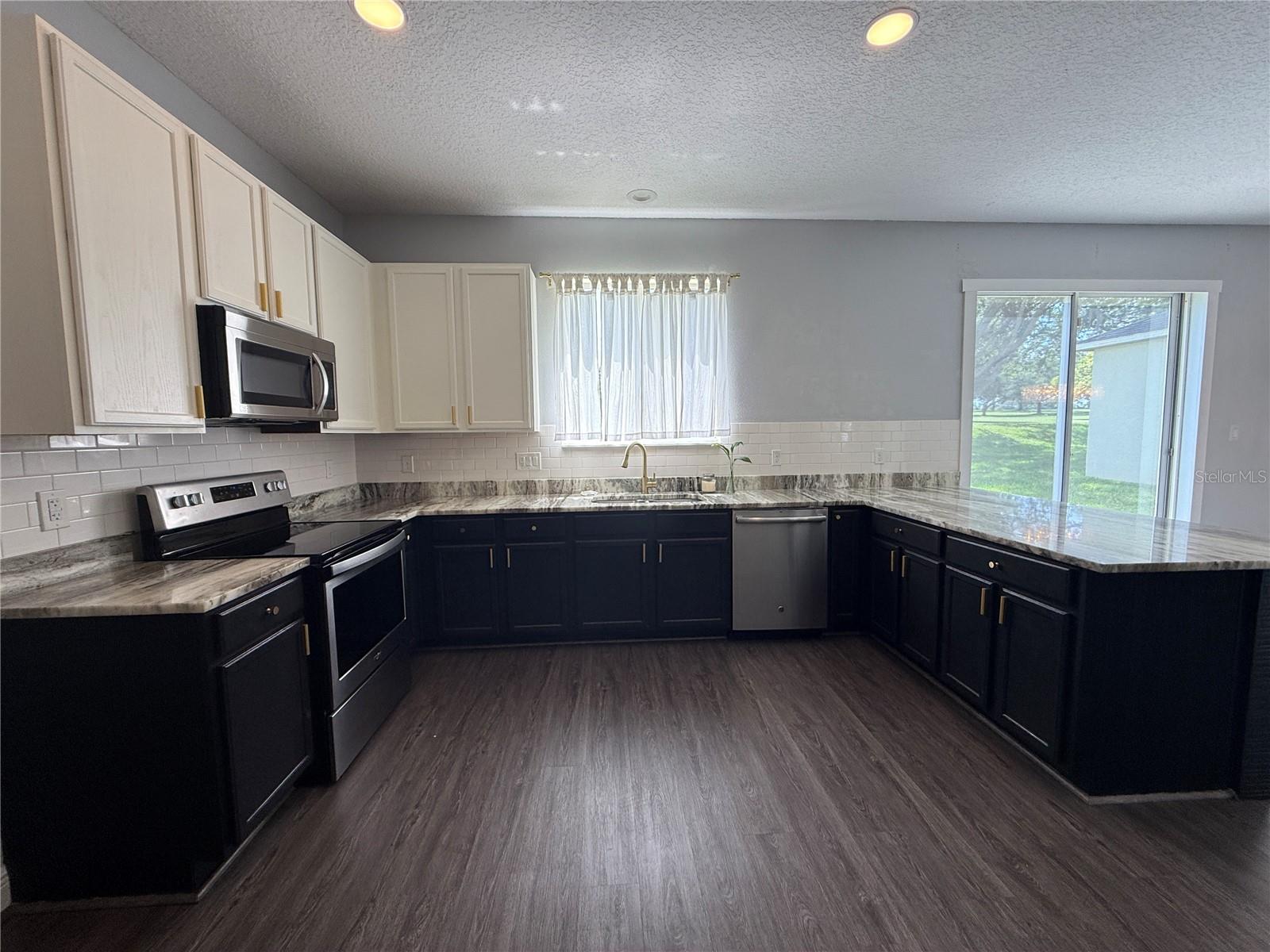 Image 11 of 30 For 1225 Greenley Avenue