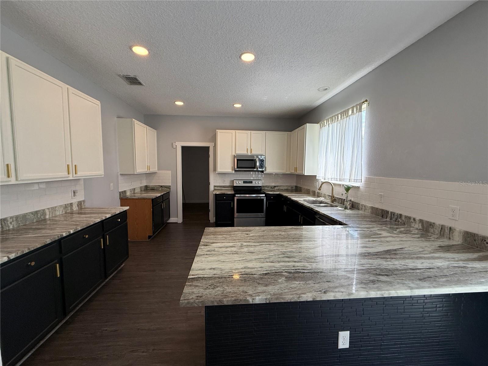Image 6 of 30 For 1225 Greenley Avenue
