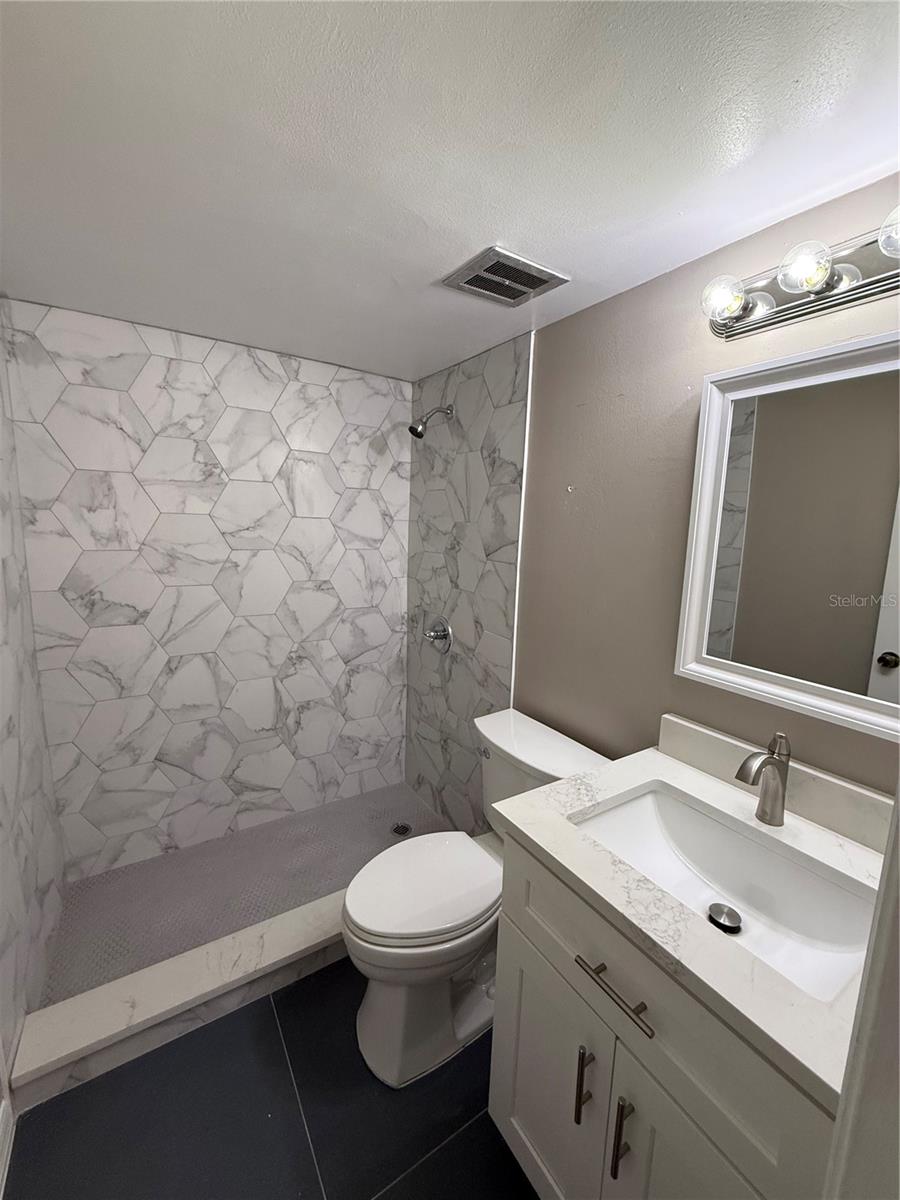 Image 11 of 14 For 726 Edgewater Drive 1