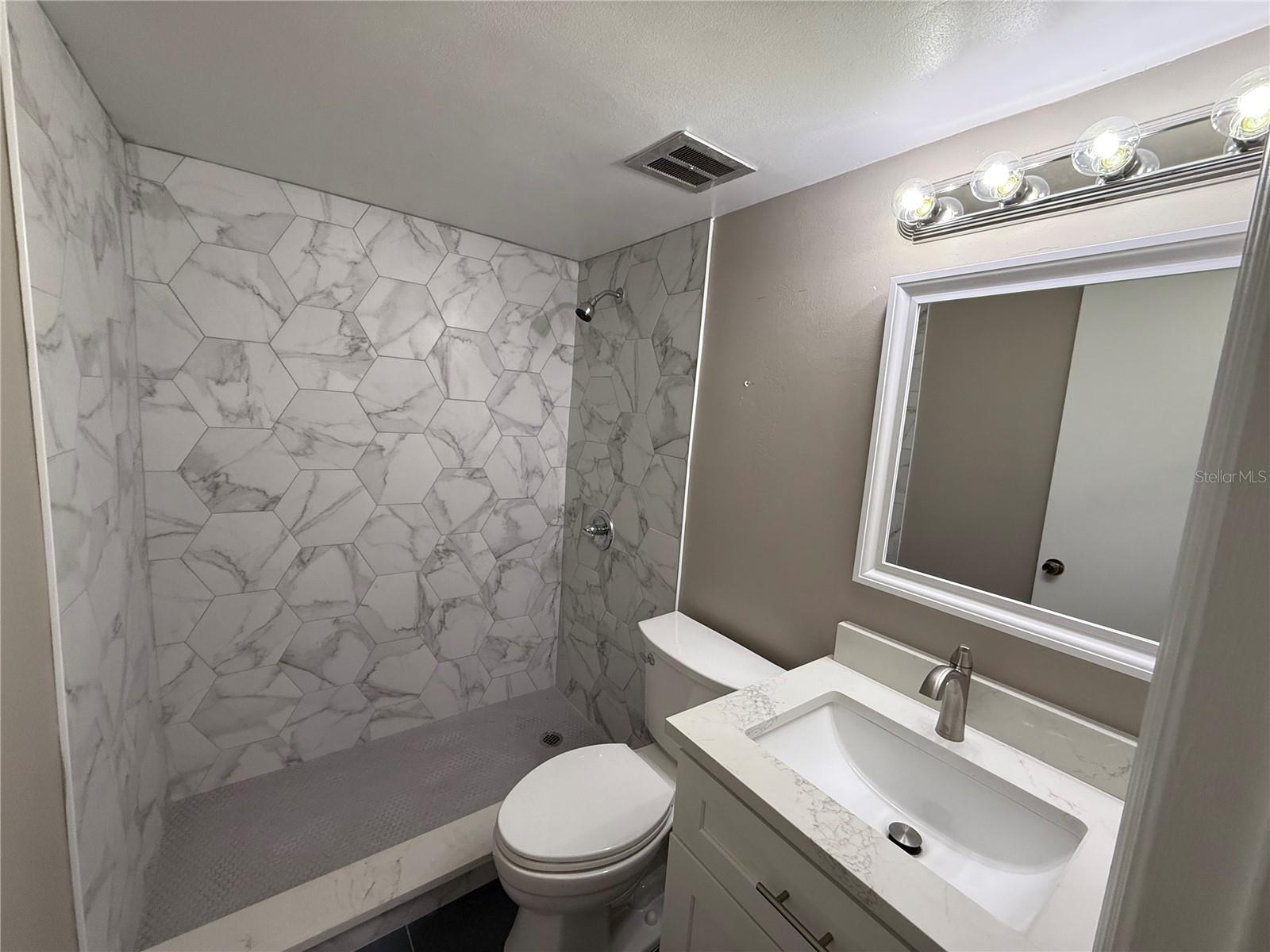 Image 12 of 14 For 726 Edgewater Drive 1