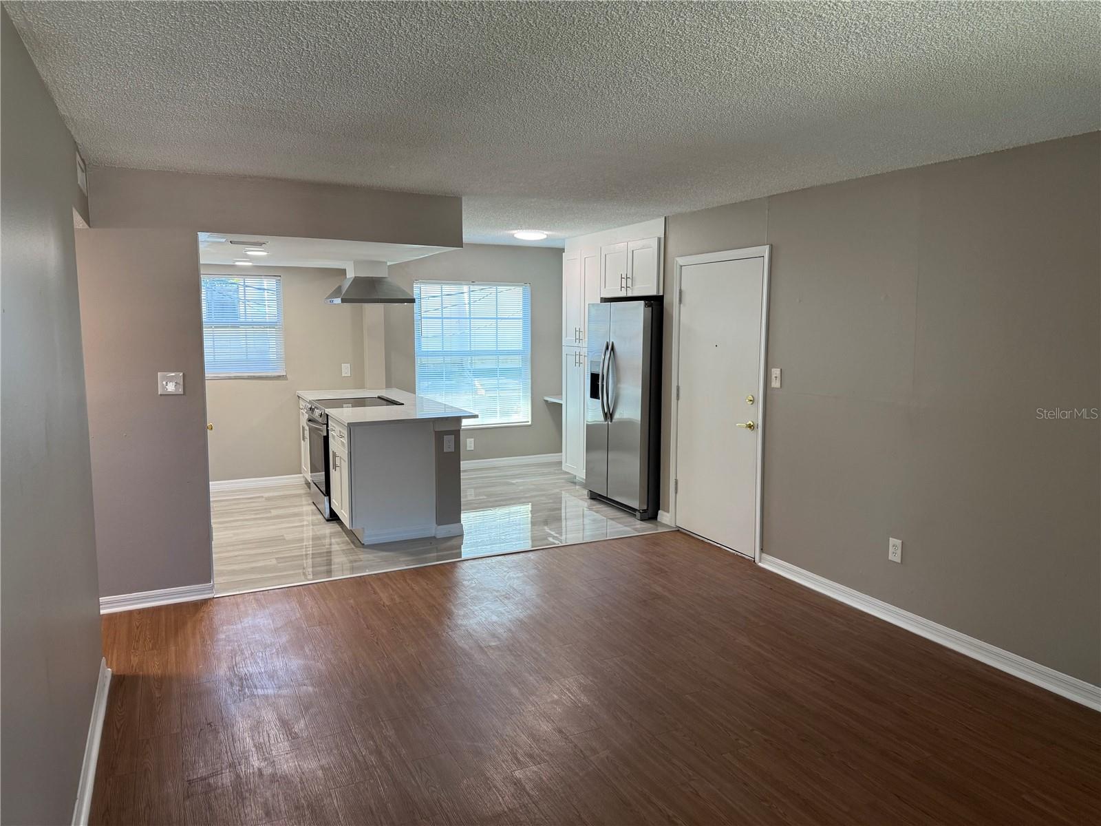 Image 3 of 14 For 726 Edgewater Drive 1