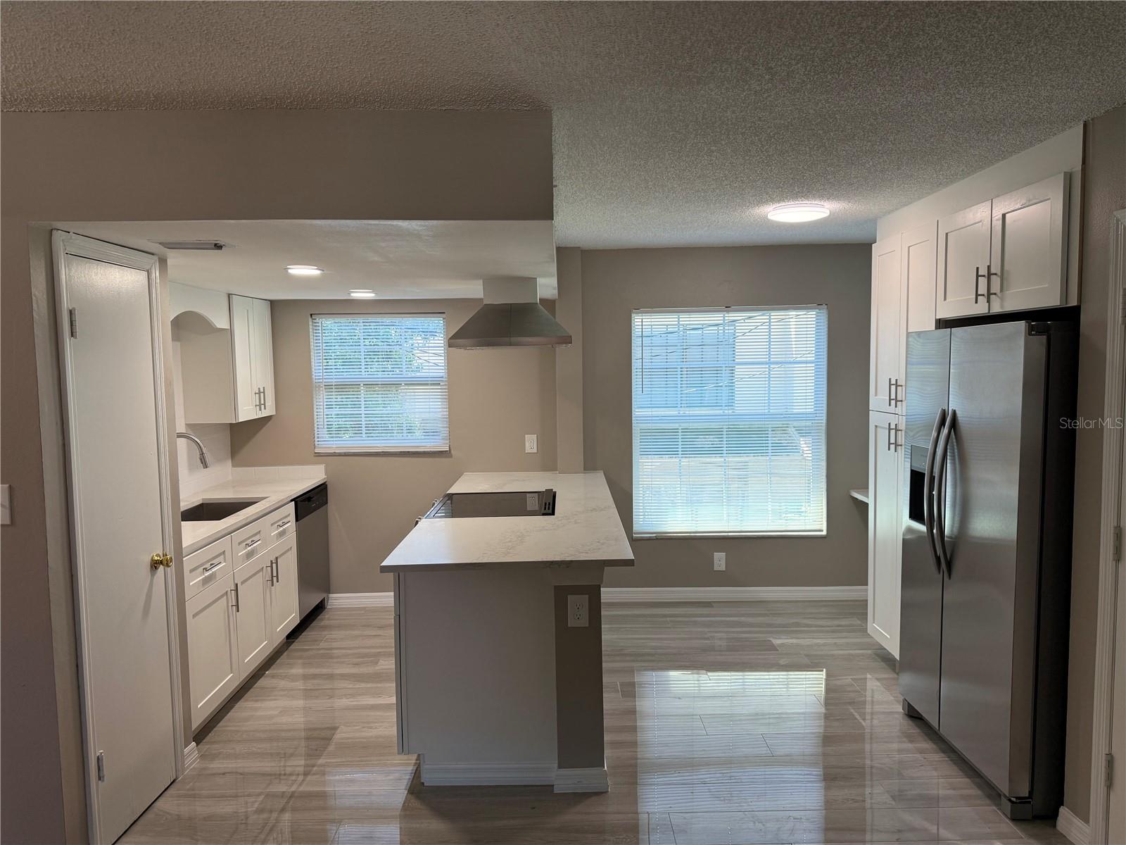 Image 4 of 14 For 726 Edgewater Drive 1