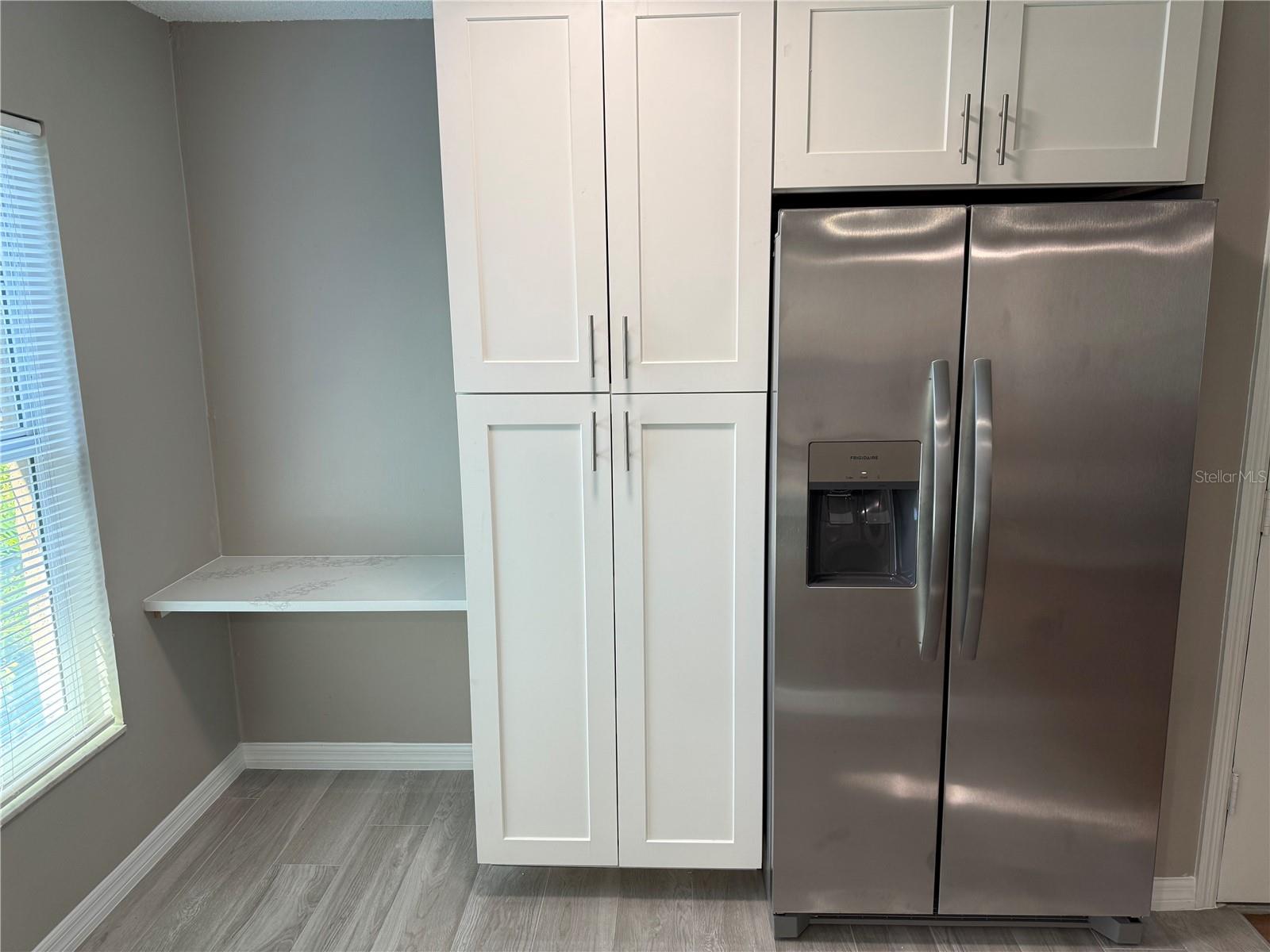 Image 5 of 14 For 726 Edgewater Drive 1