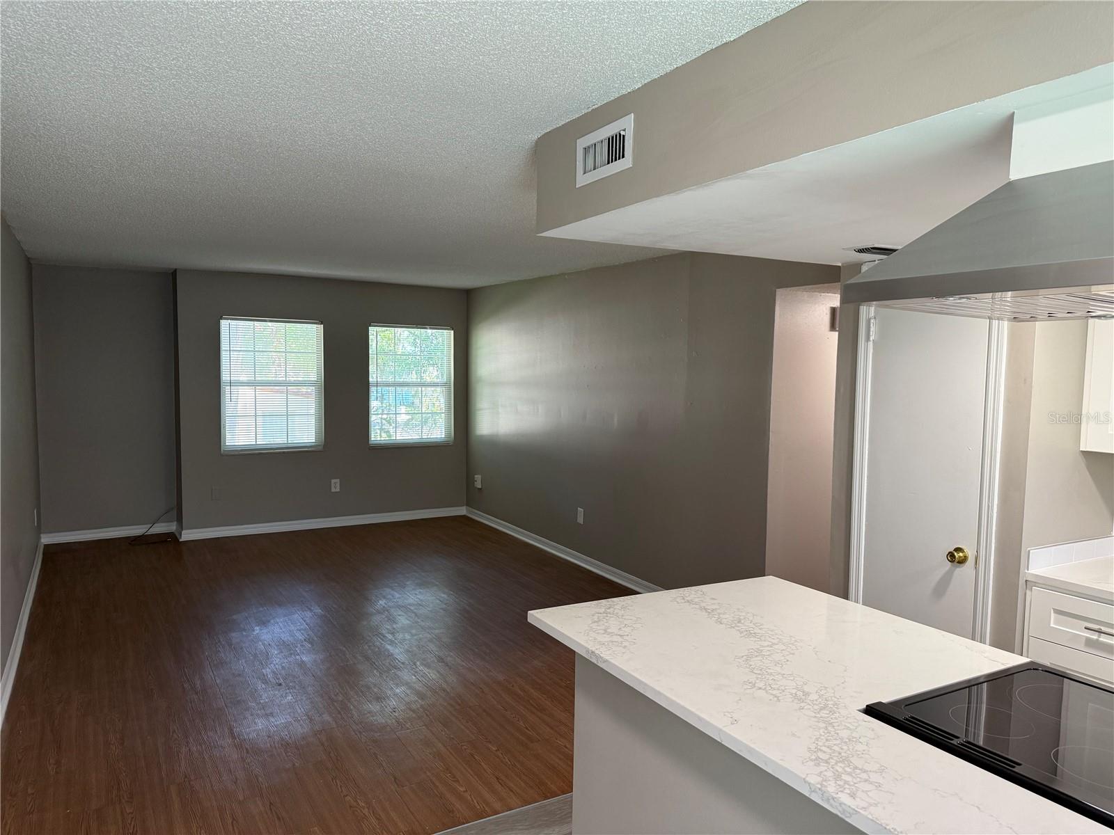 Image 6 of 14 For 726 Edgewater Drive 1