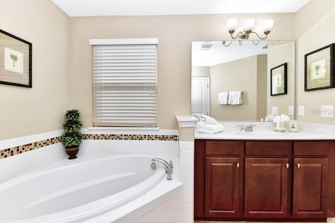 Image 36 of 49 For 4123 Oaktree Drive
