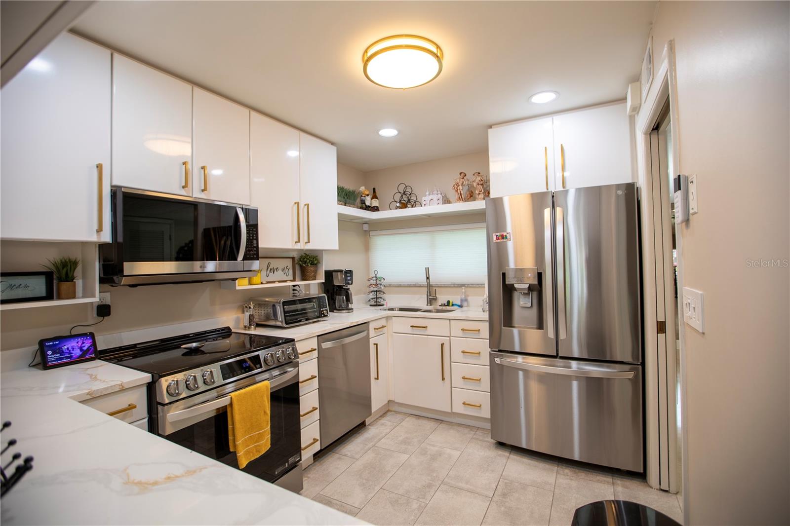 Listing photo id 2 for 4203 Fairway Run Na