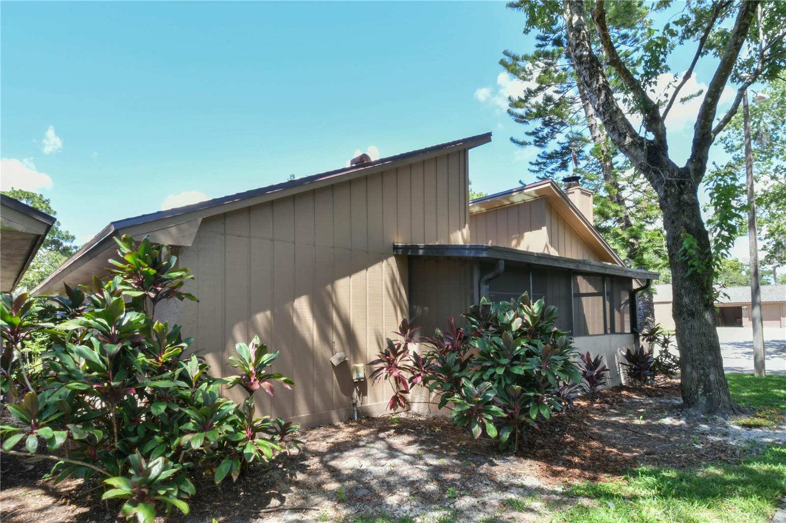 Image 7 of 43 For 271 Raintree Drive