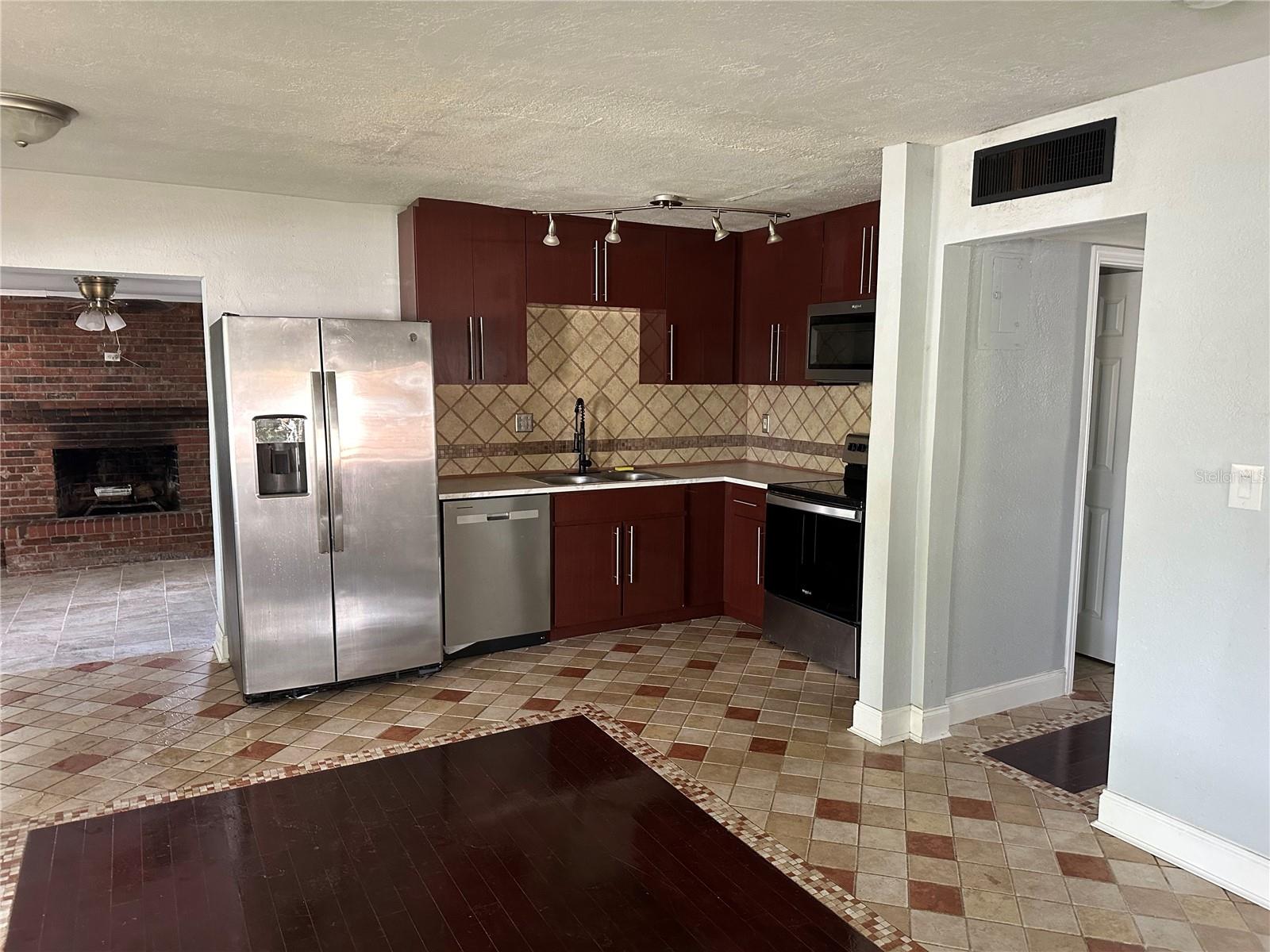 Image 4 of 20 For 814 Agnes Drive