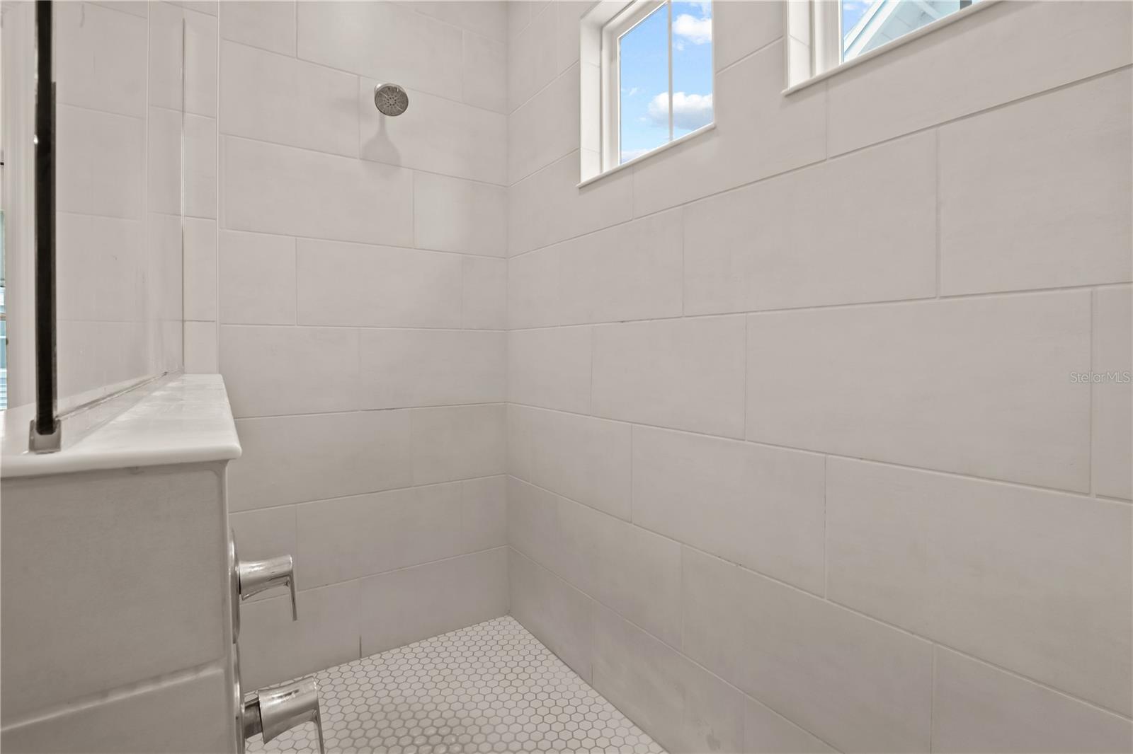 Image 17 of 29 For 923 Colie Alley
