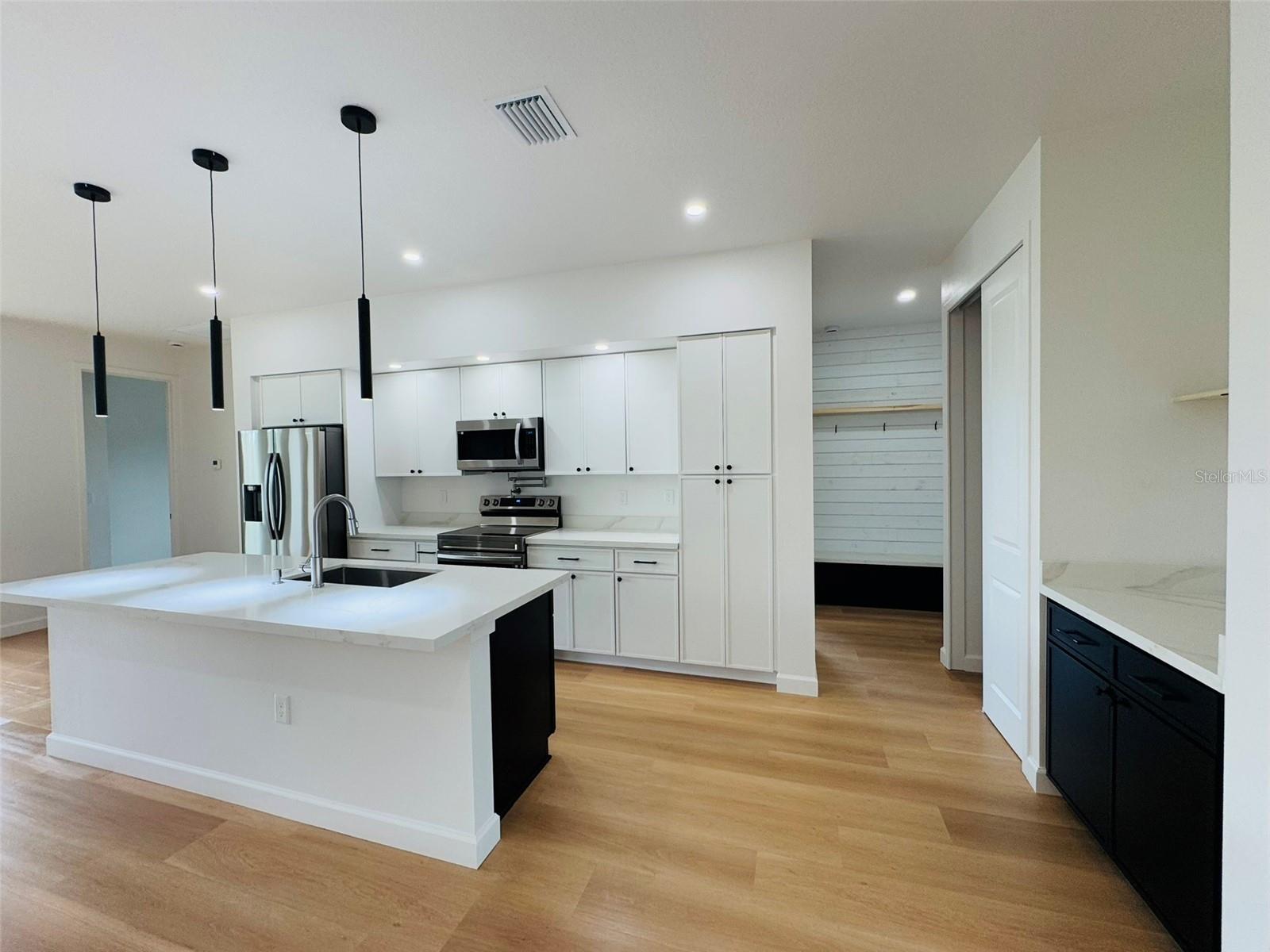 Image 6 of 23 For 2664 De Groodt Rd