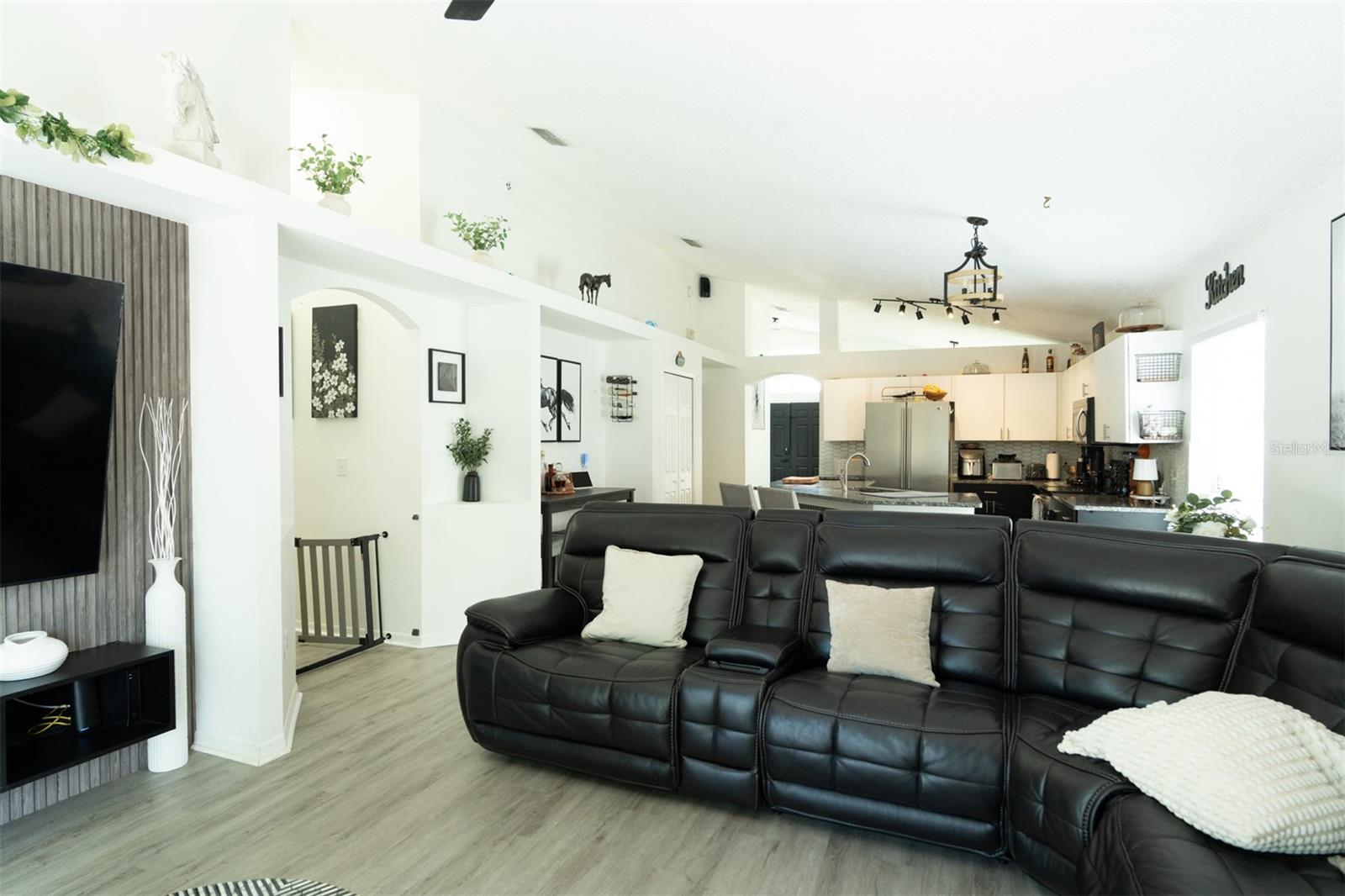 Image 27 of 38 For 11761 Hatcher Cir