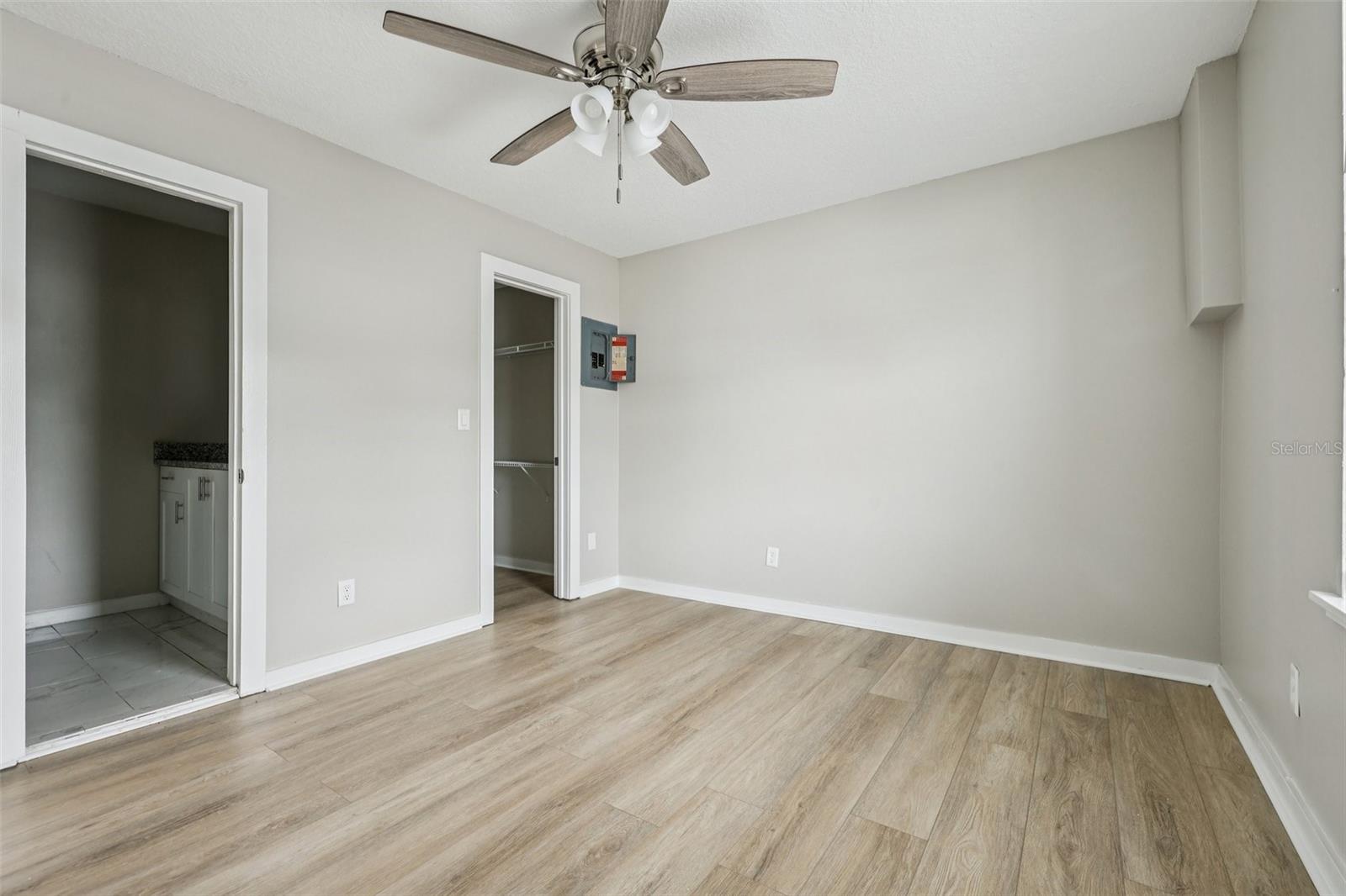 Image 13 of 25 For 801 Montrose Street Ne