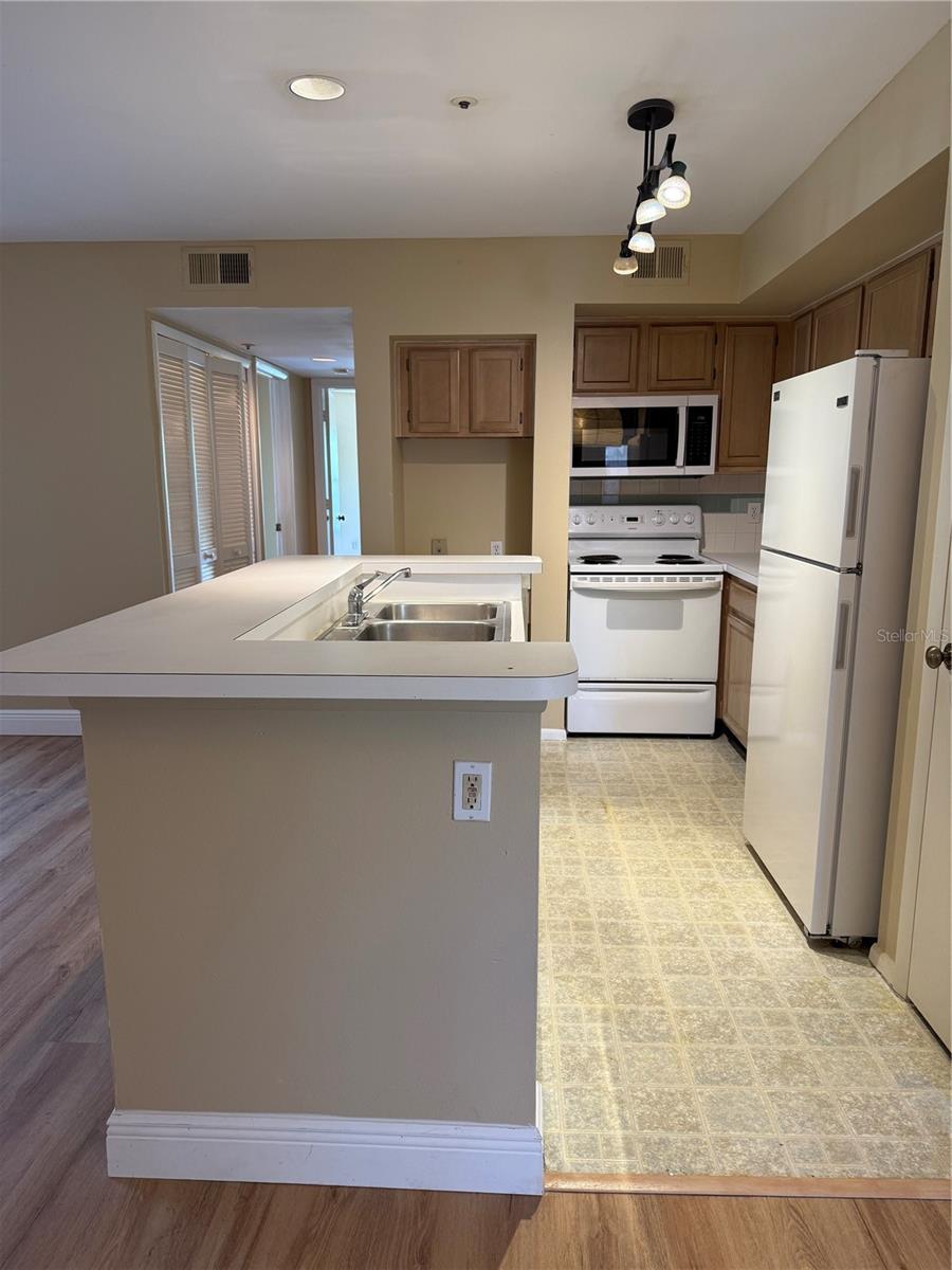Image 11 of 26 For 490 Pin Oak Place 214