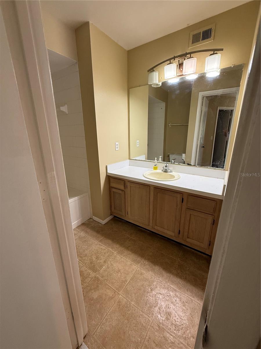 Image 19 of 26 For 490 Pin Oak Place 214