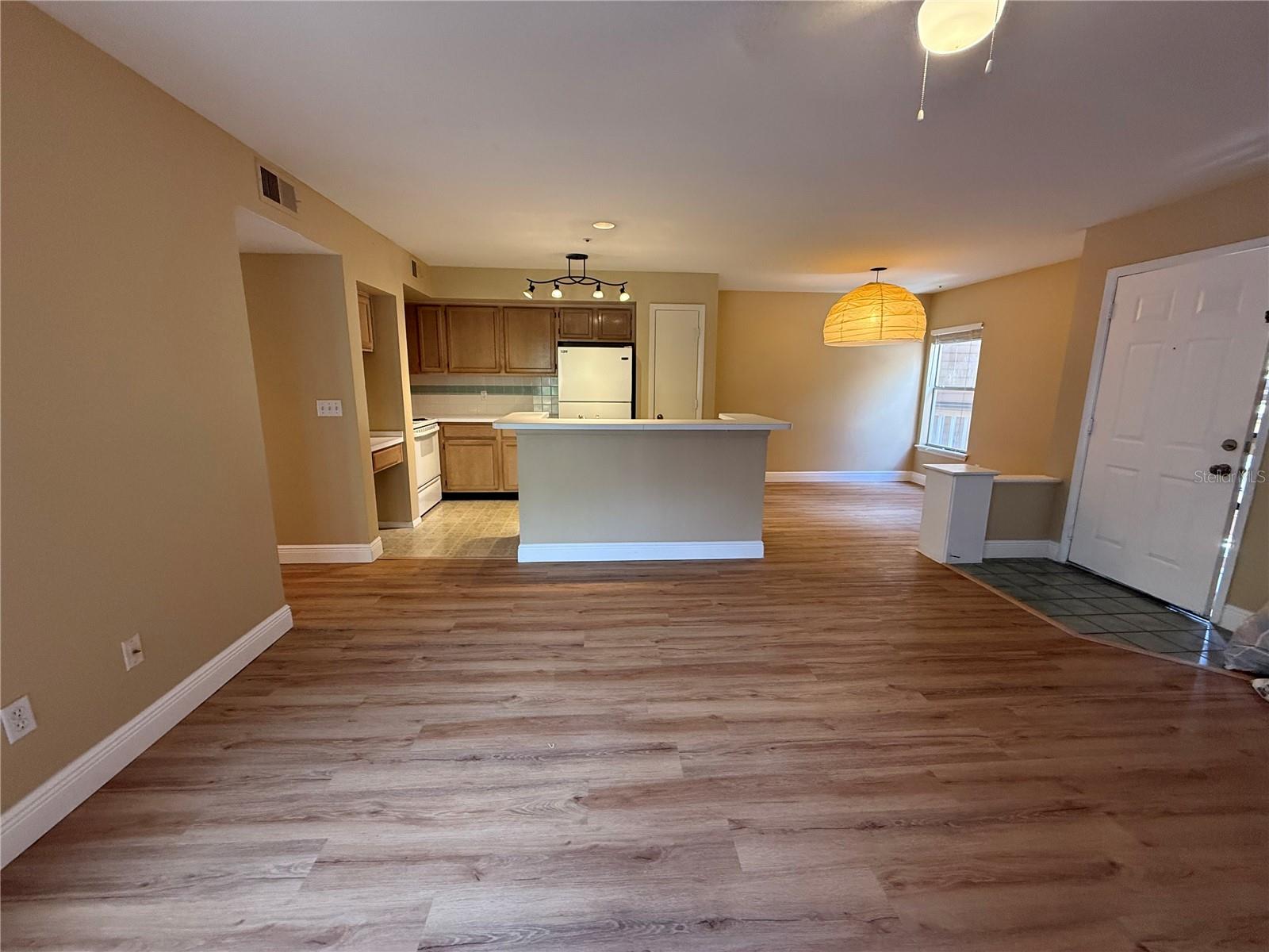 Image 7 of 26 For 490 Pin Oak Place 214