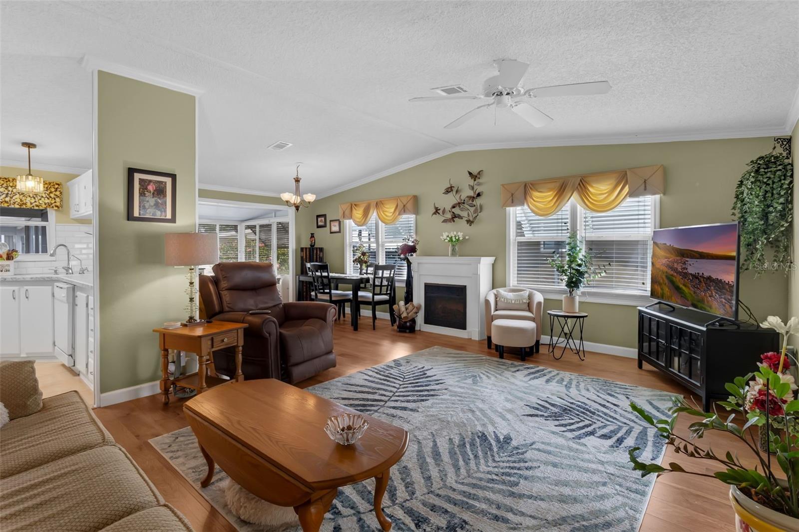 Image 4 of 54 For 298 Townbridge Drive