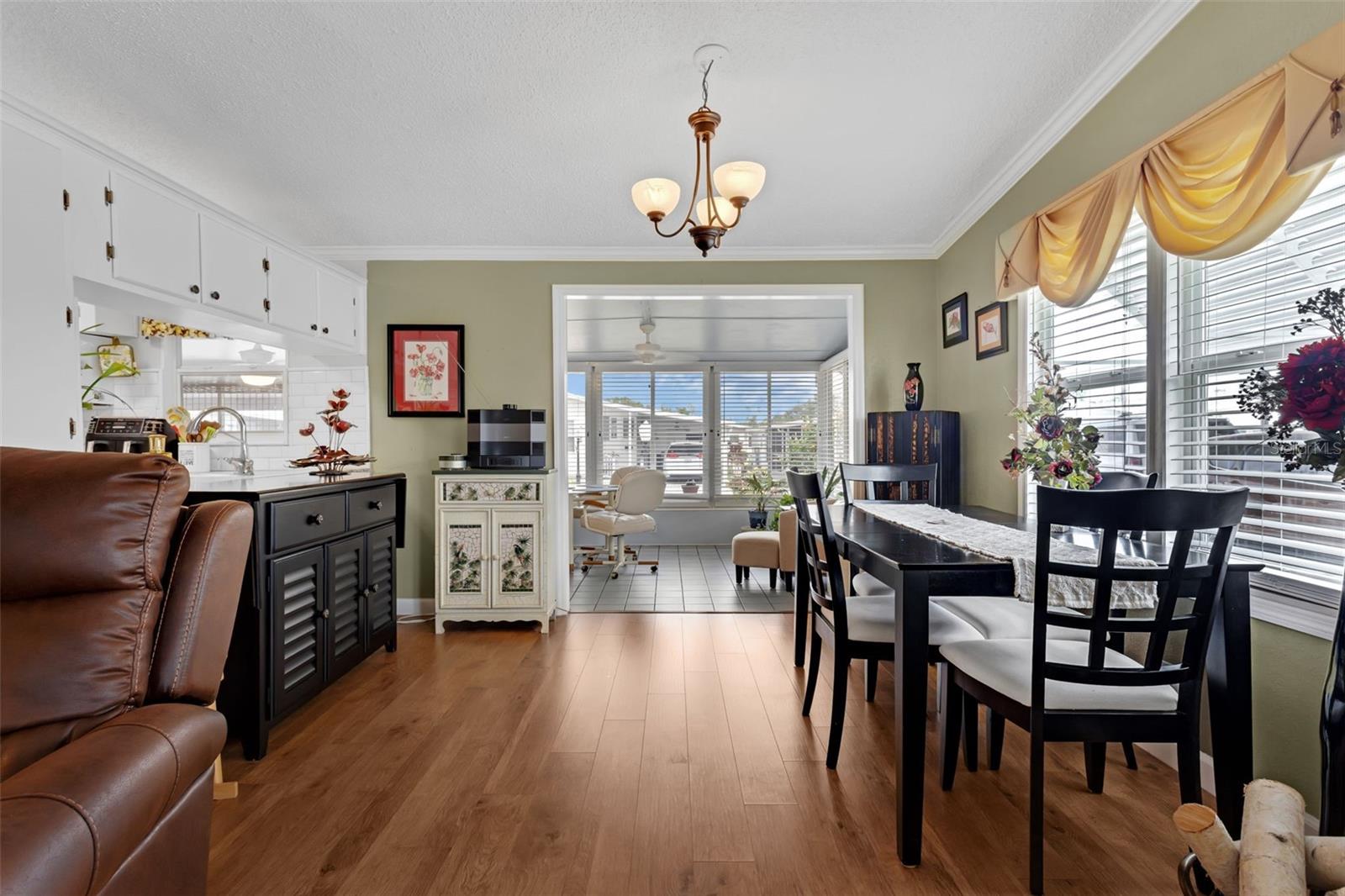 Image 8 of 54 For 298 Townbridge Drive