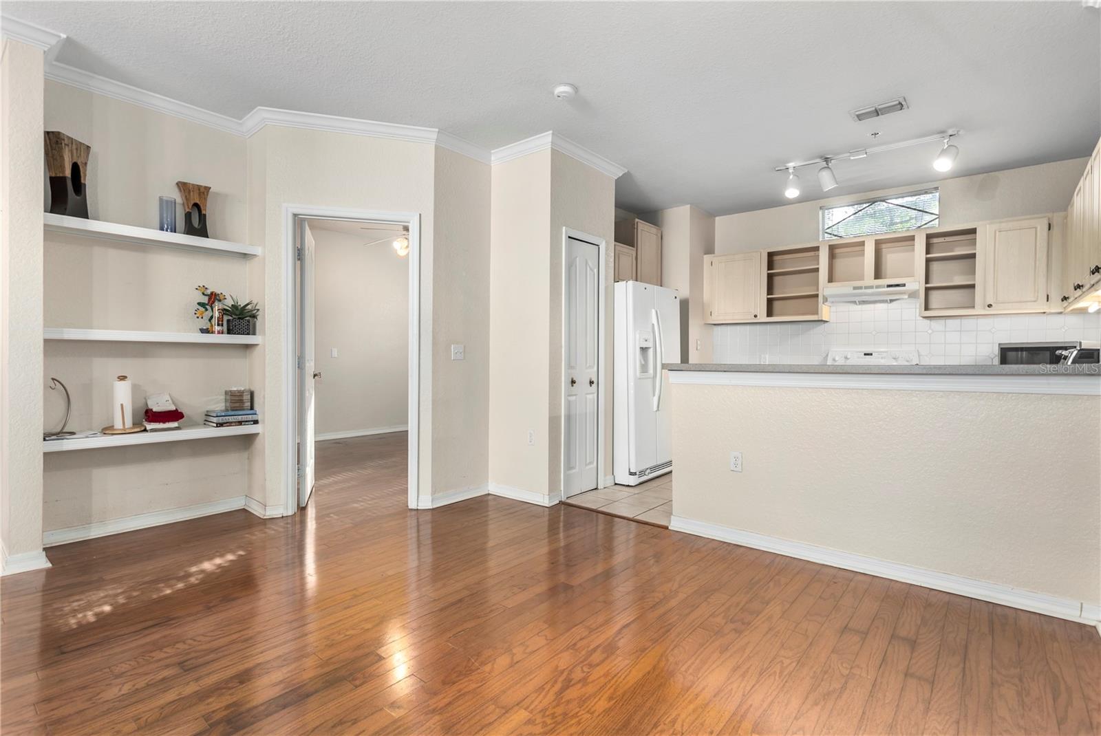 Image 7 of 22 For 1825 Shadow View Circle 1825