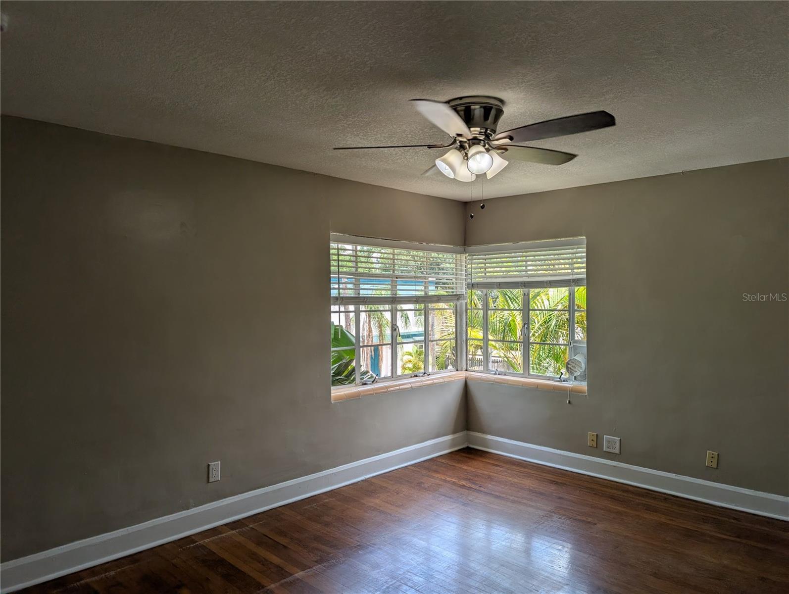 Image 3 of 19 For 520 11th Avenue N 3