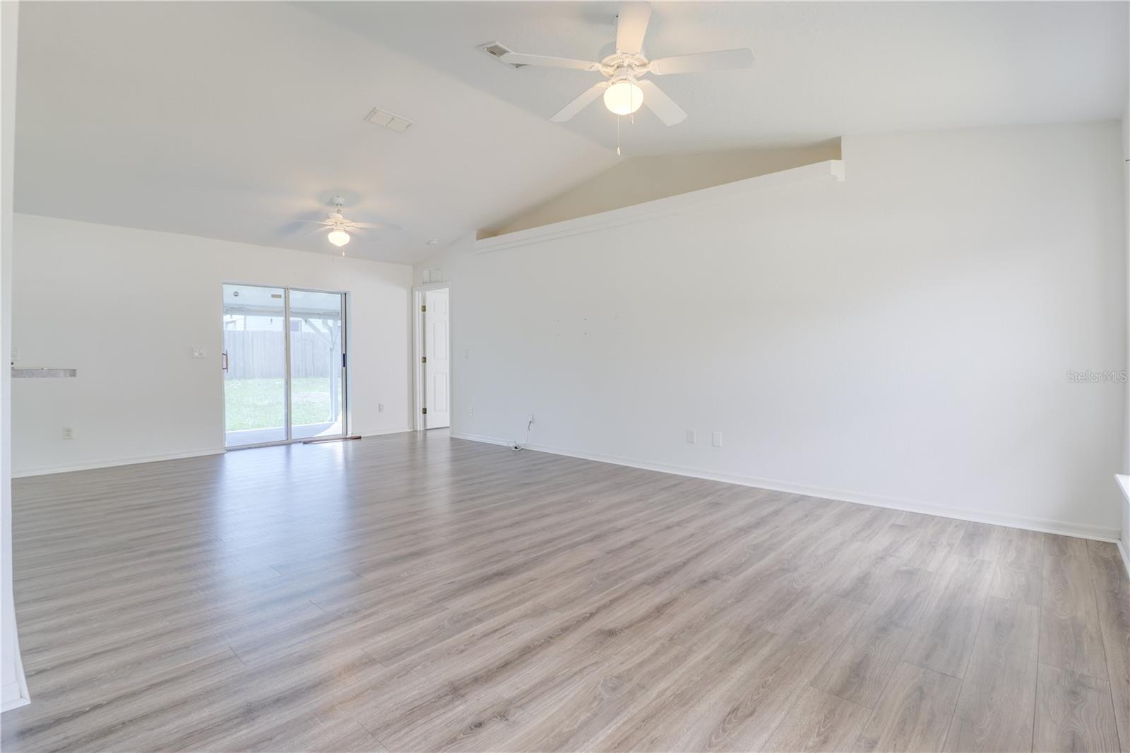 Listing photo id 0 for 12748 31st Avenue Road