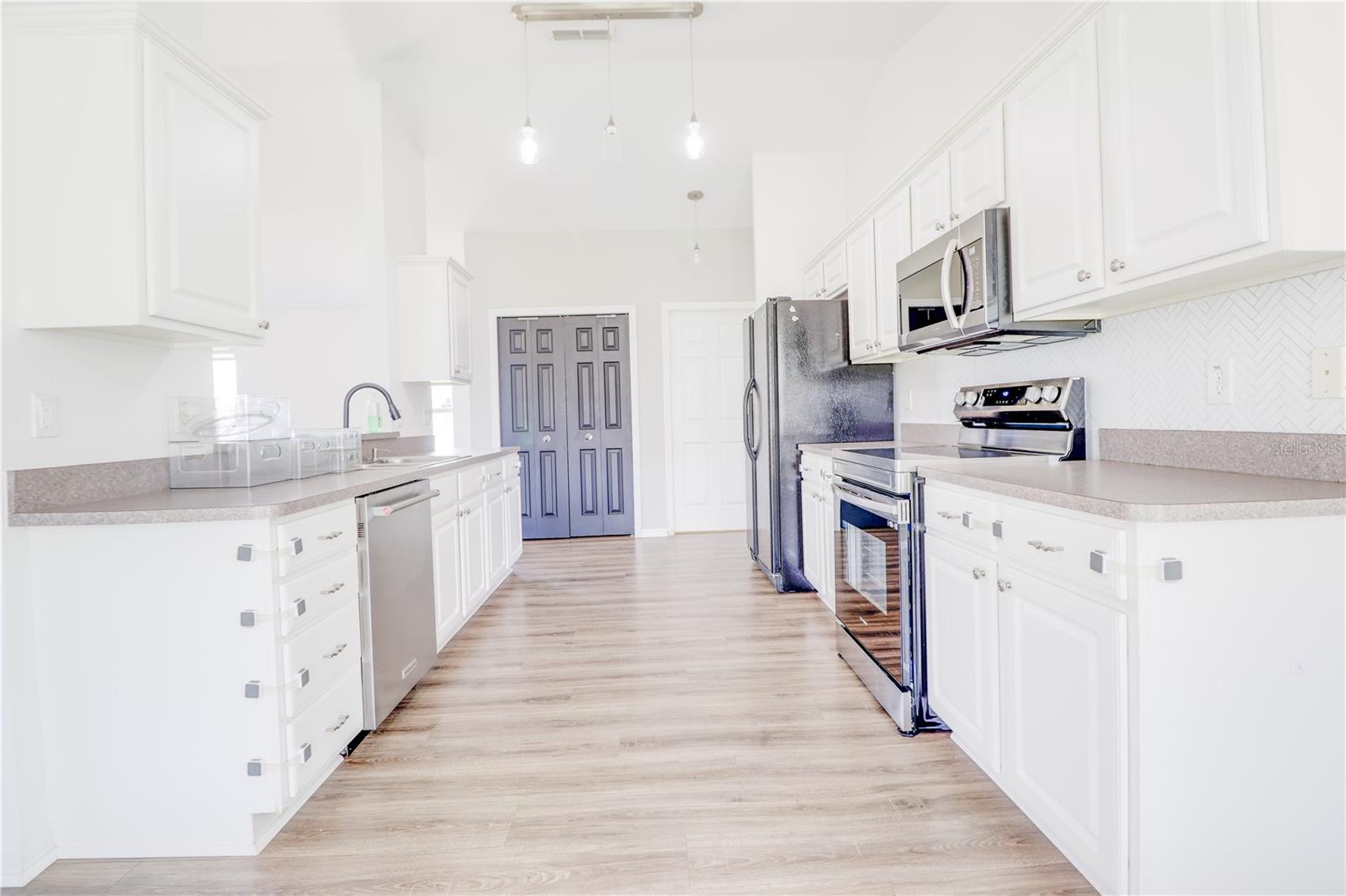 Listing photo id 6 for 12748 31st Avenue Road