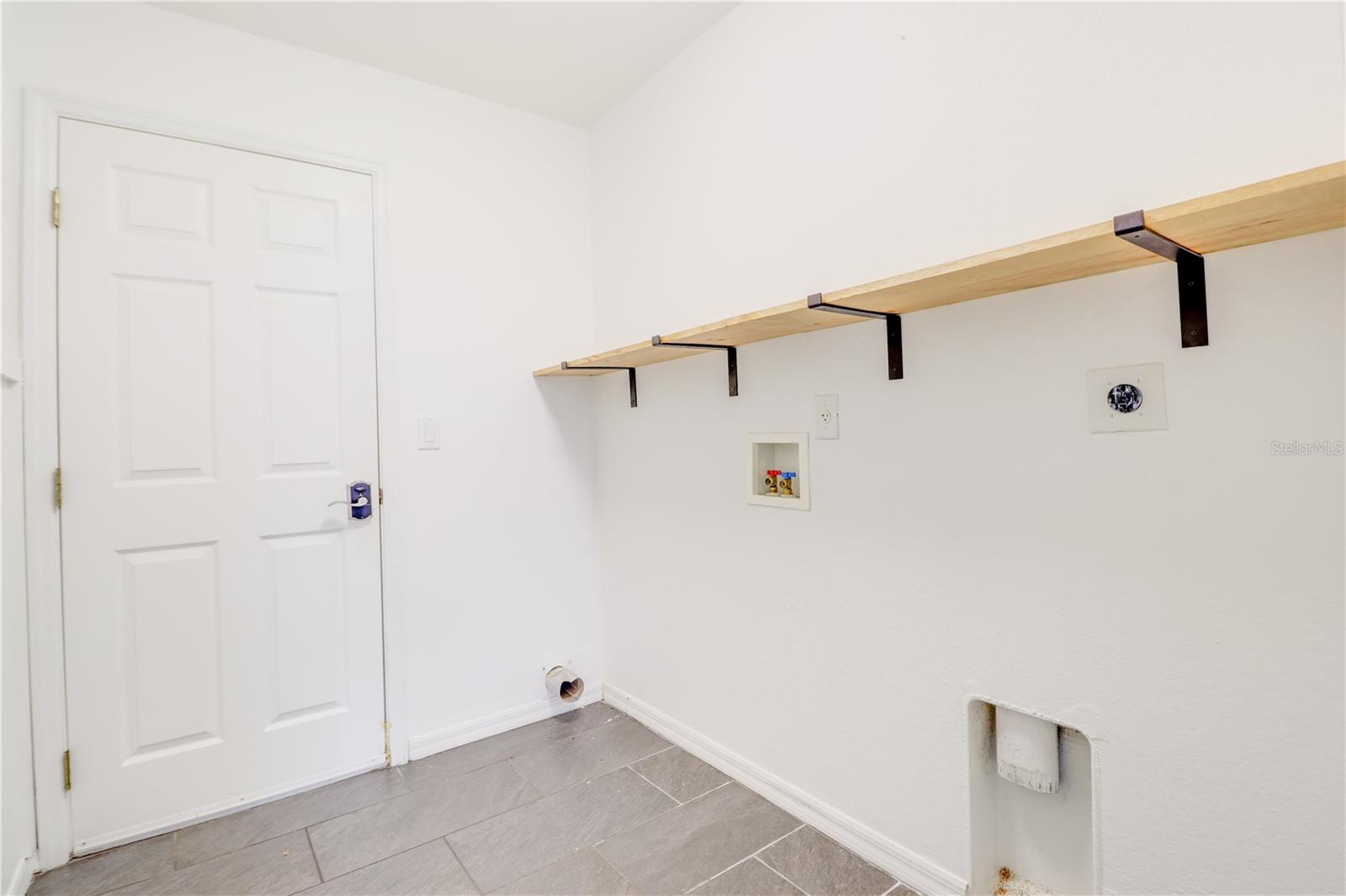 Listing photo id 7 for 12748 31st Avenue Road