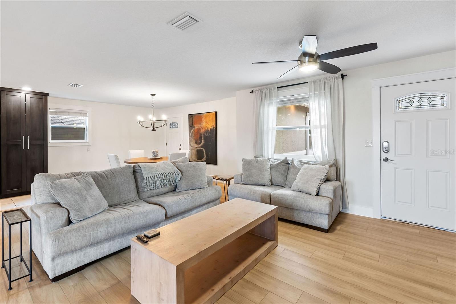 Image 4 of 60 For 418 Acacia Circle