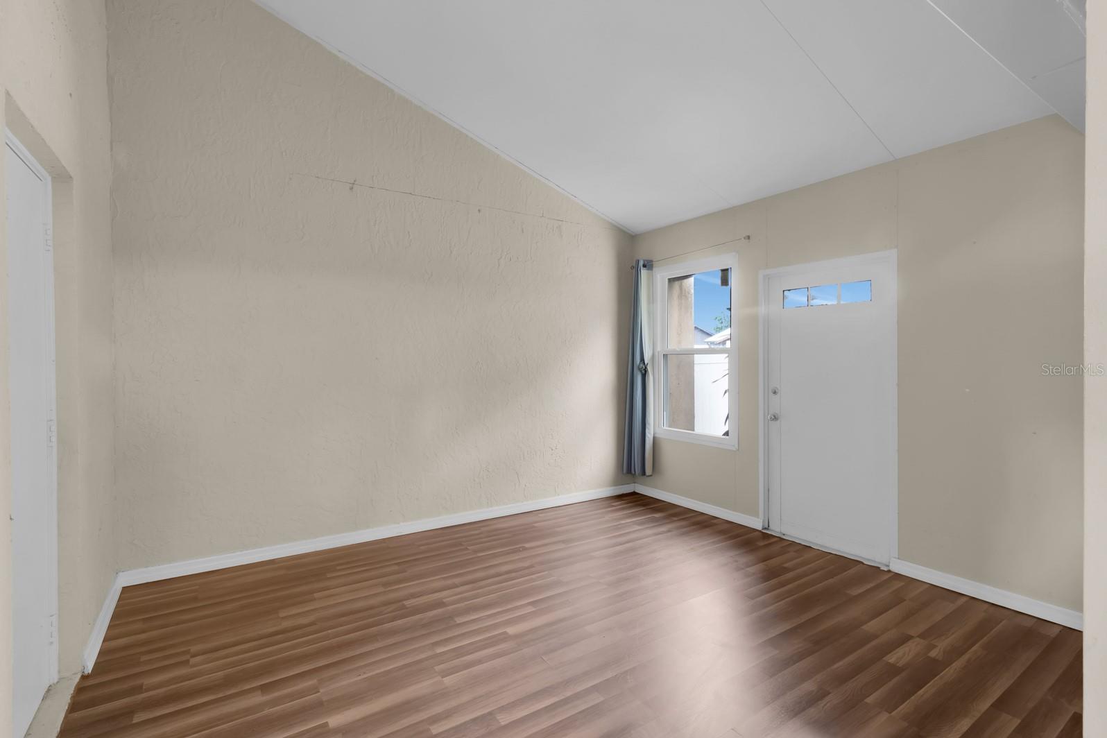 Image 17 of 24 For 978 Calanda Avenue