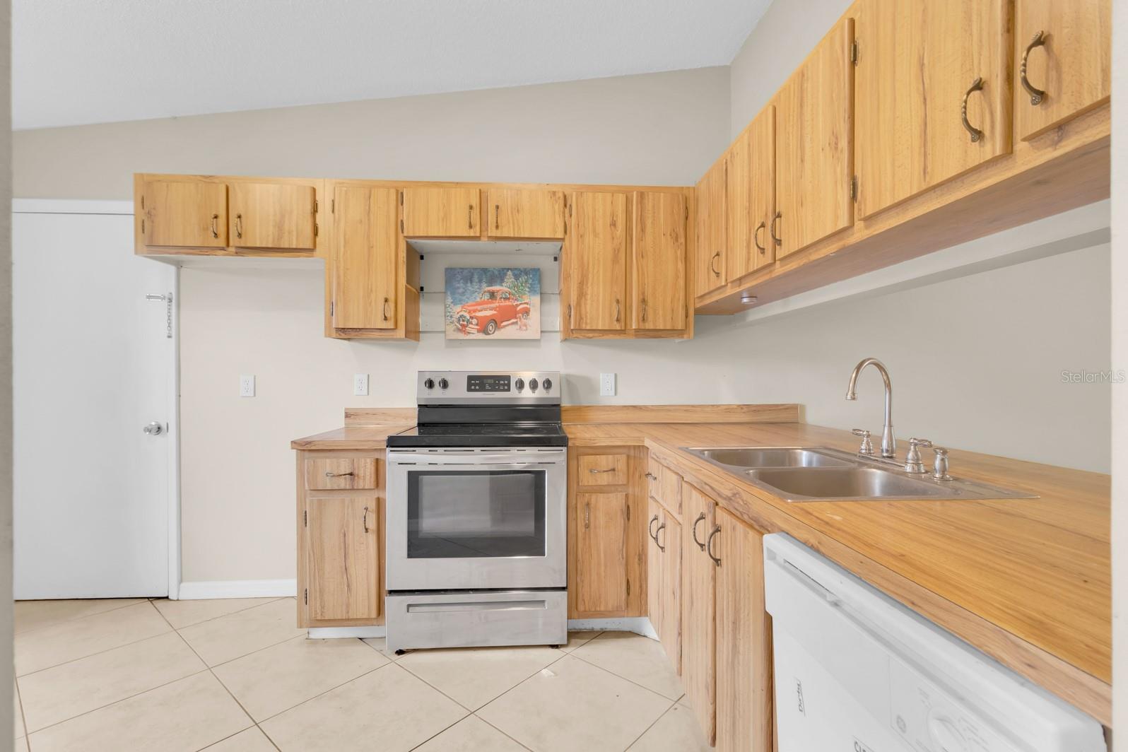 Image 22 of 24 For 978 Calanda Avenue