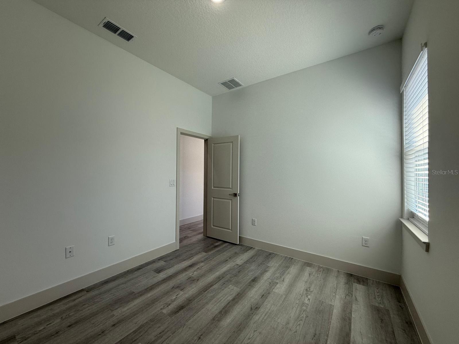 Image 10 of 26 For 1495 Craleigh Street