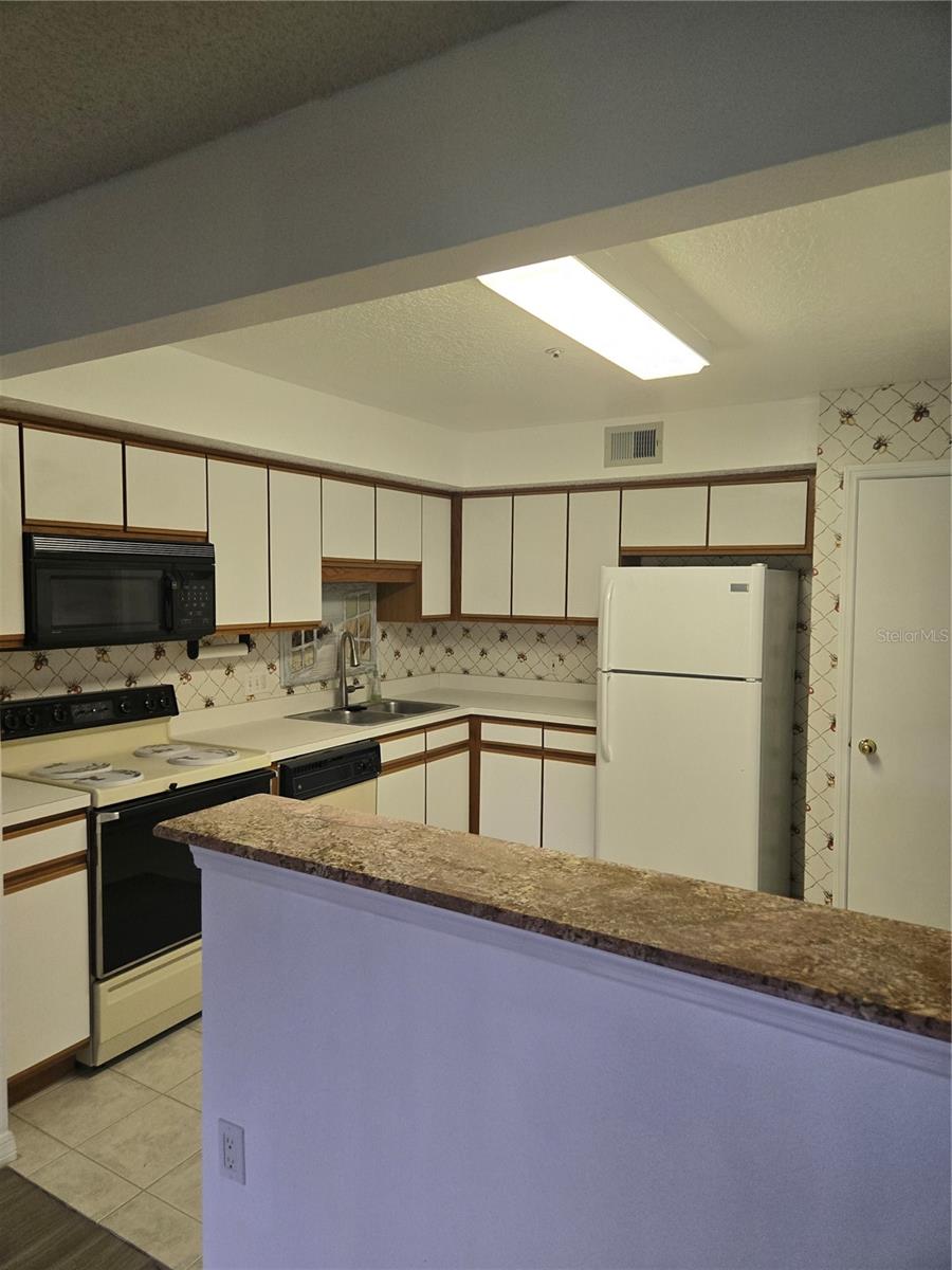Image 3 of 8 For 925 Lexington Parkway 14