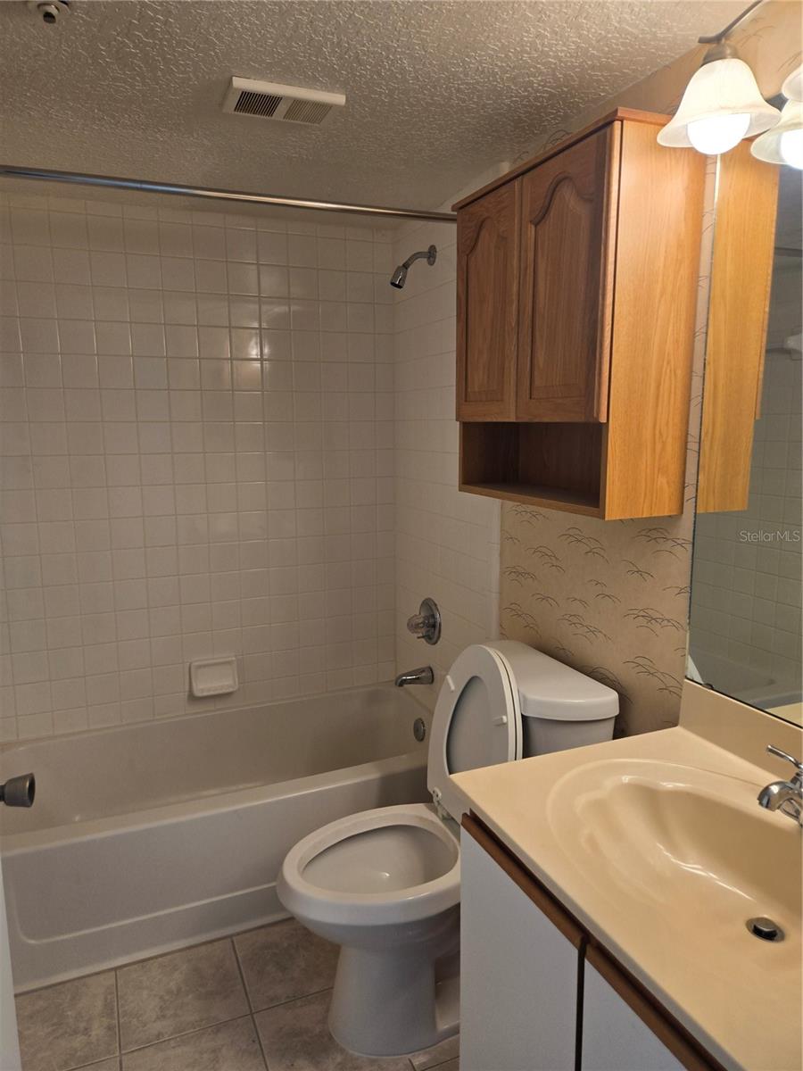 Image 5 of 8 For 925 Lexington Parkway 14