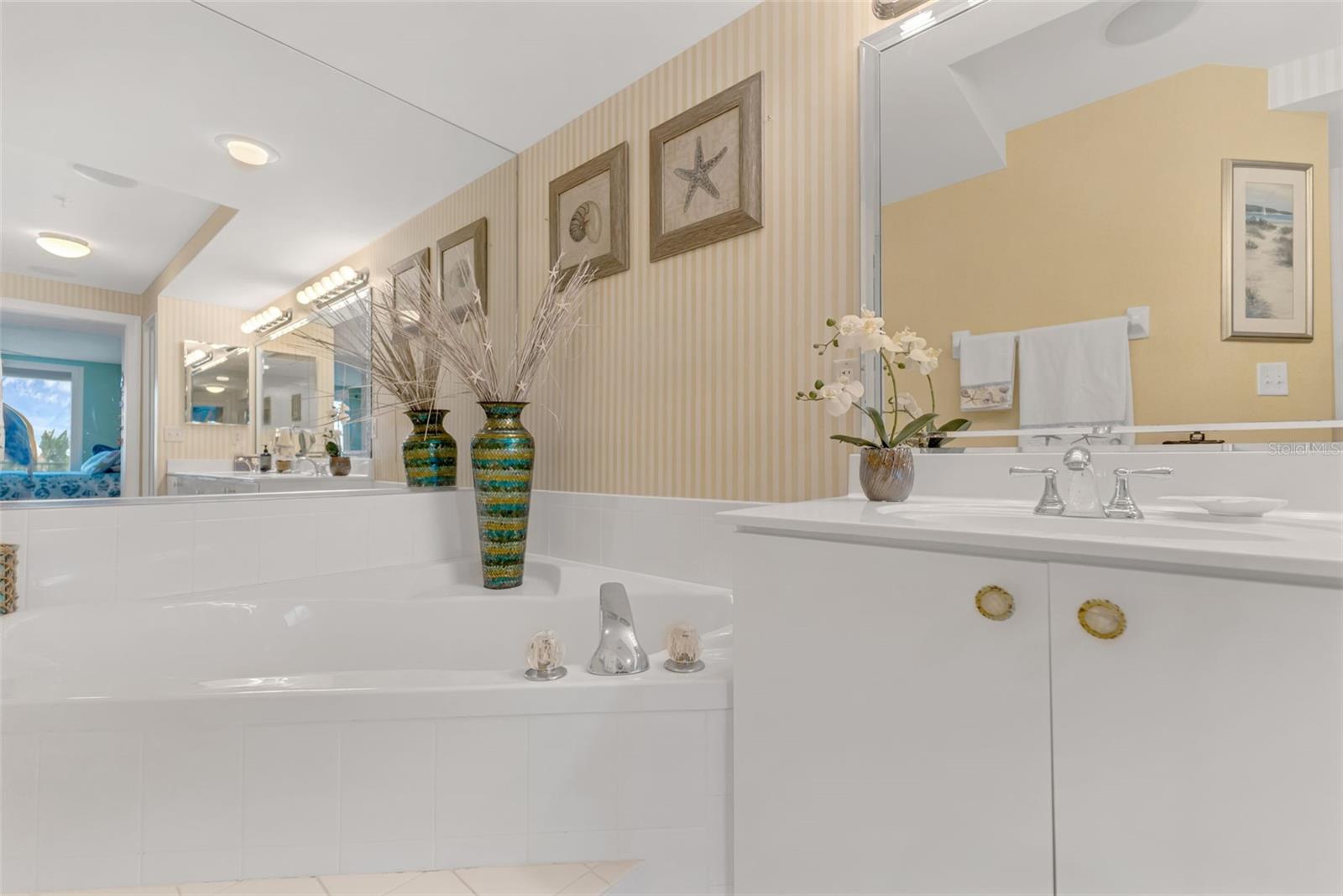 Image 64 of 77 For 4631 Atlantic Avenue 8102