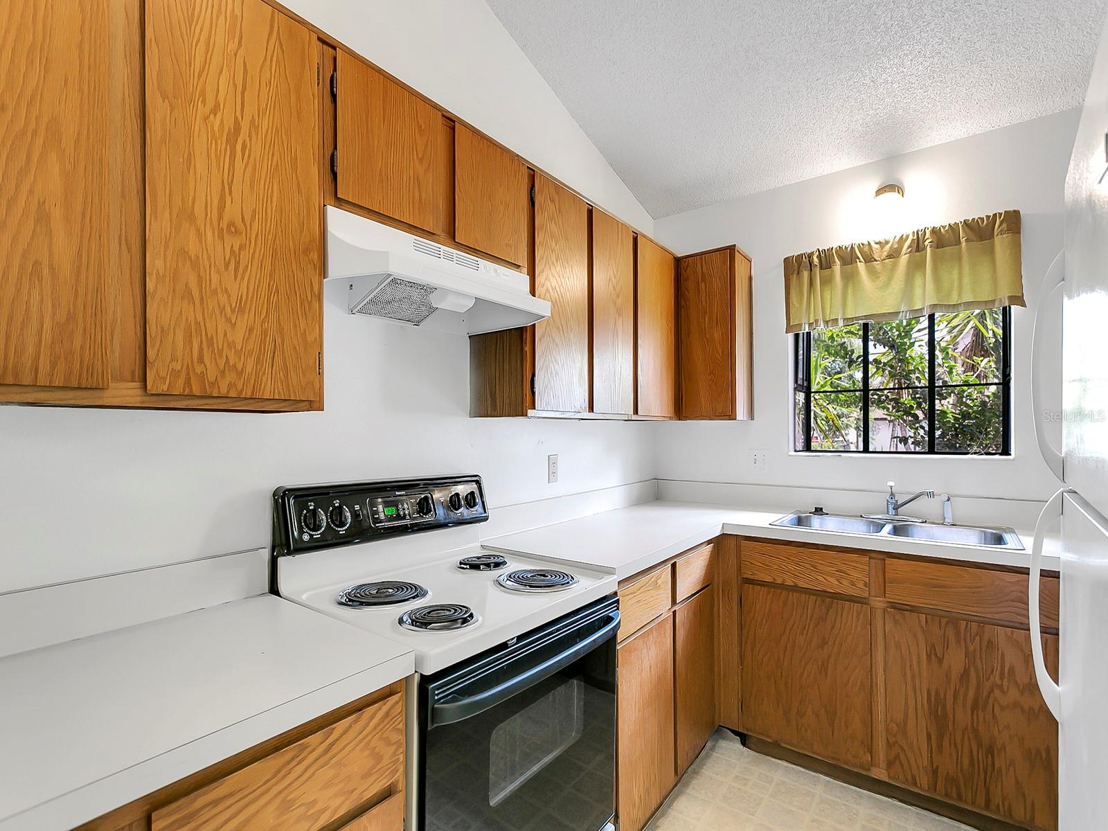 Image 4 of 14 For 8636 Drayton Court