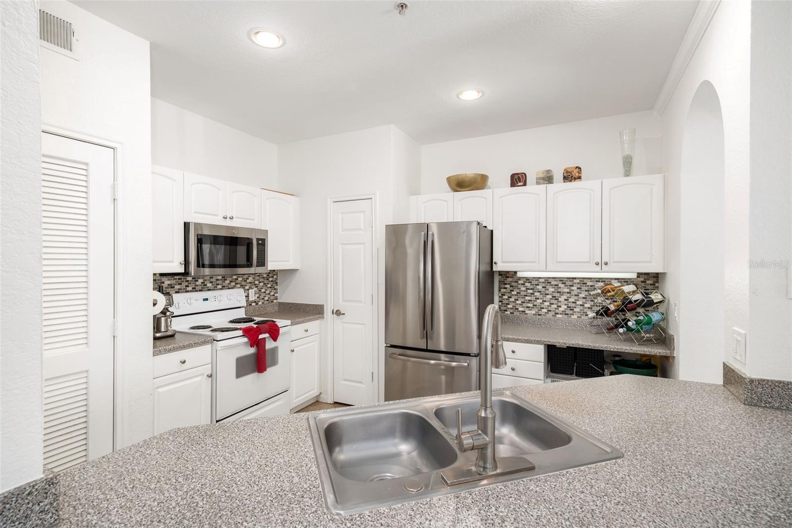 Image 6 of 18 For 860 Orange Avenue 210