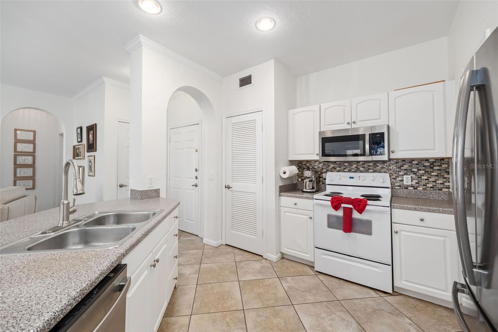Image 7 of 18 For 860 Orange Avenue 210