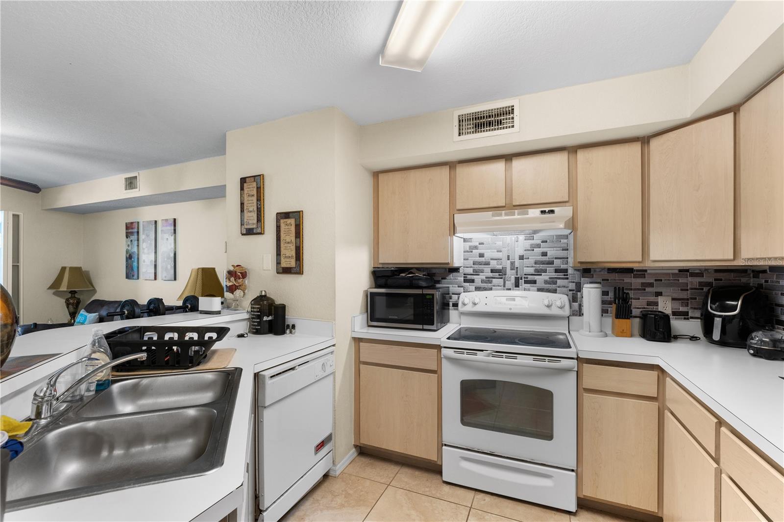 Image 6 of 22 For 829 Camargo Way 211