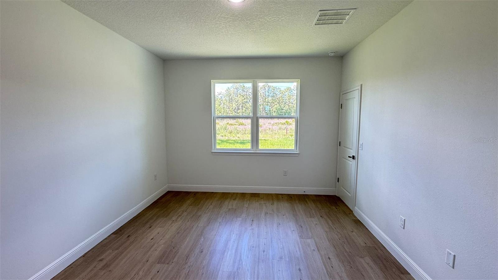 Listing photo id 9 for 742 Glenhaven Drive