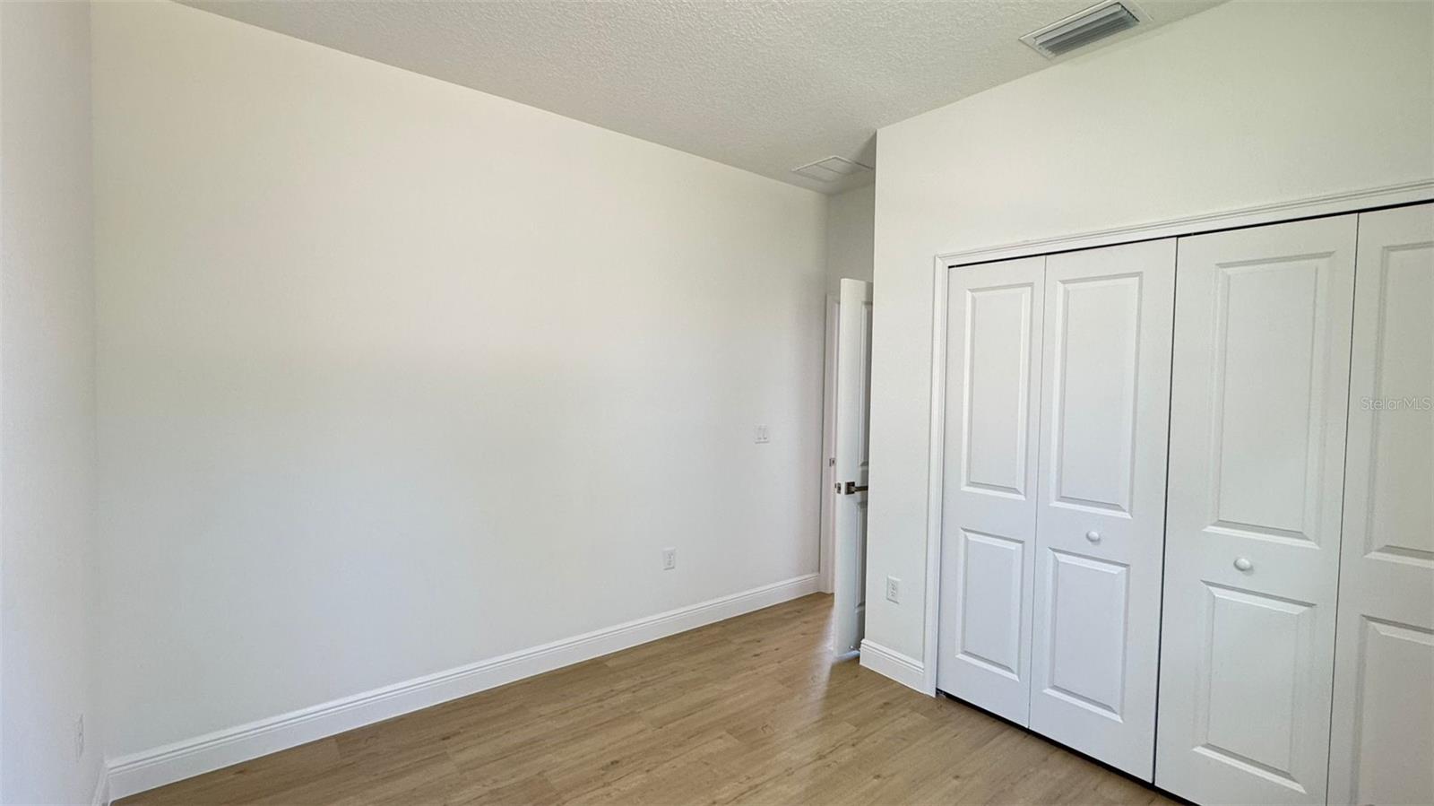 Listing photo id 10 for 742 Glenhaven Drive
