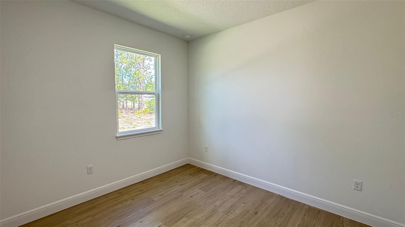 Listing photo id 11 for 742 Glenhaven Drive