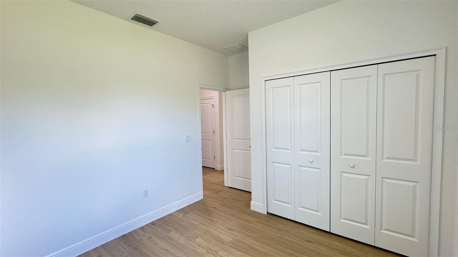 Listing photo id 12 for 742 Glenhaven Drive