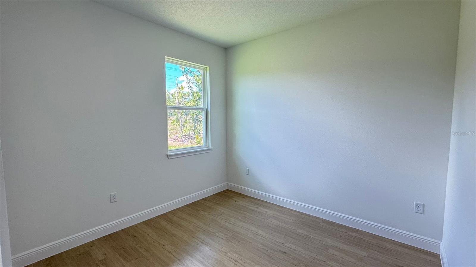Listing photo id 14 for 742 Glenhaven Drive