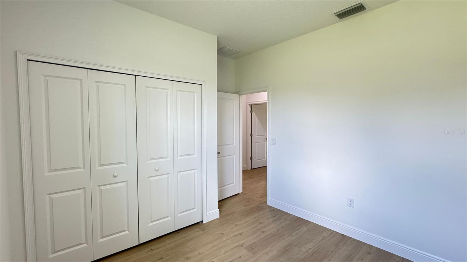 Listing photo id 15 for 742 Glenhaven Drive