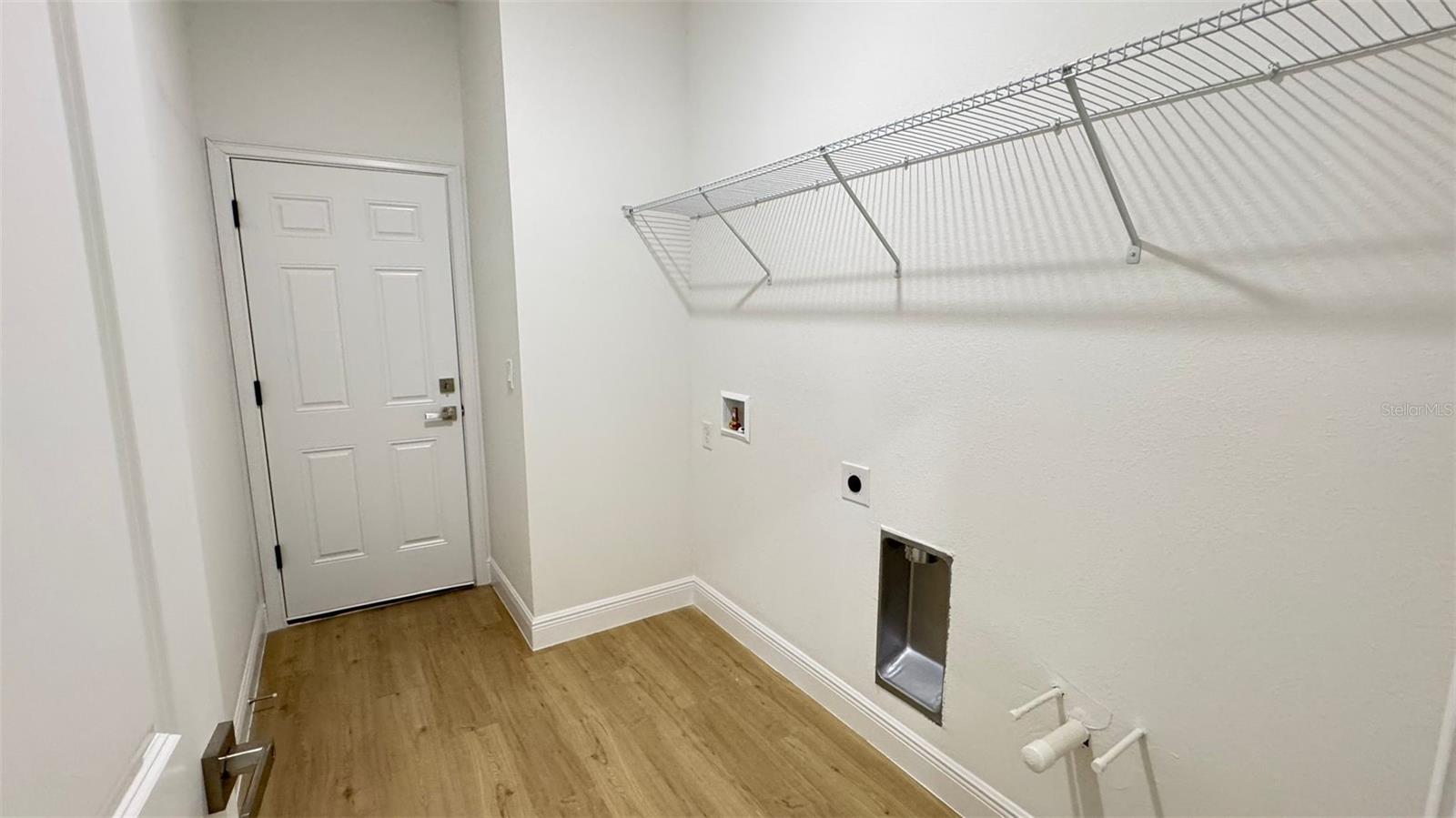 Listing photo id 18 for 742 Glenhaven Drive